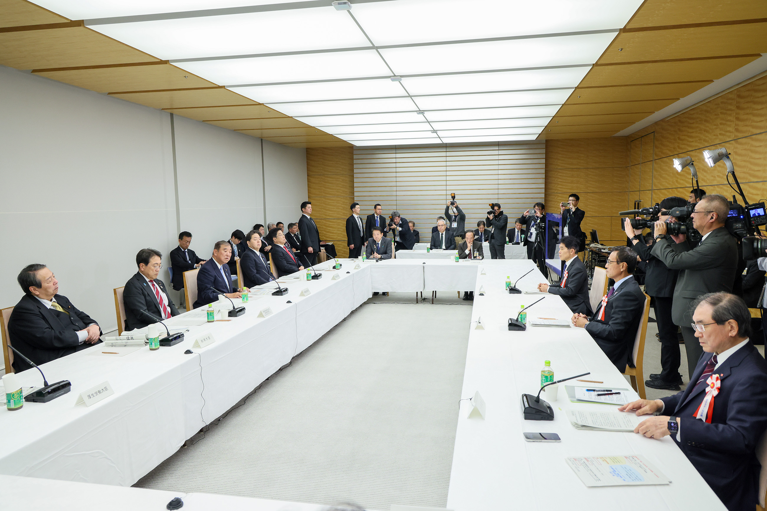 Prime Minister Ishiba wrapping up the meeting (2)