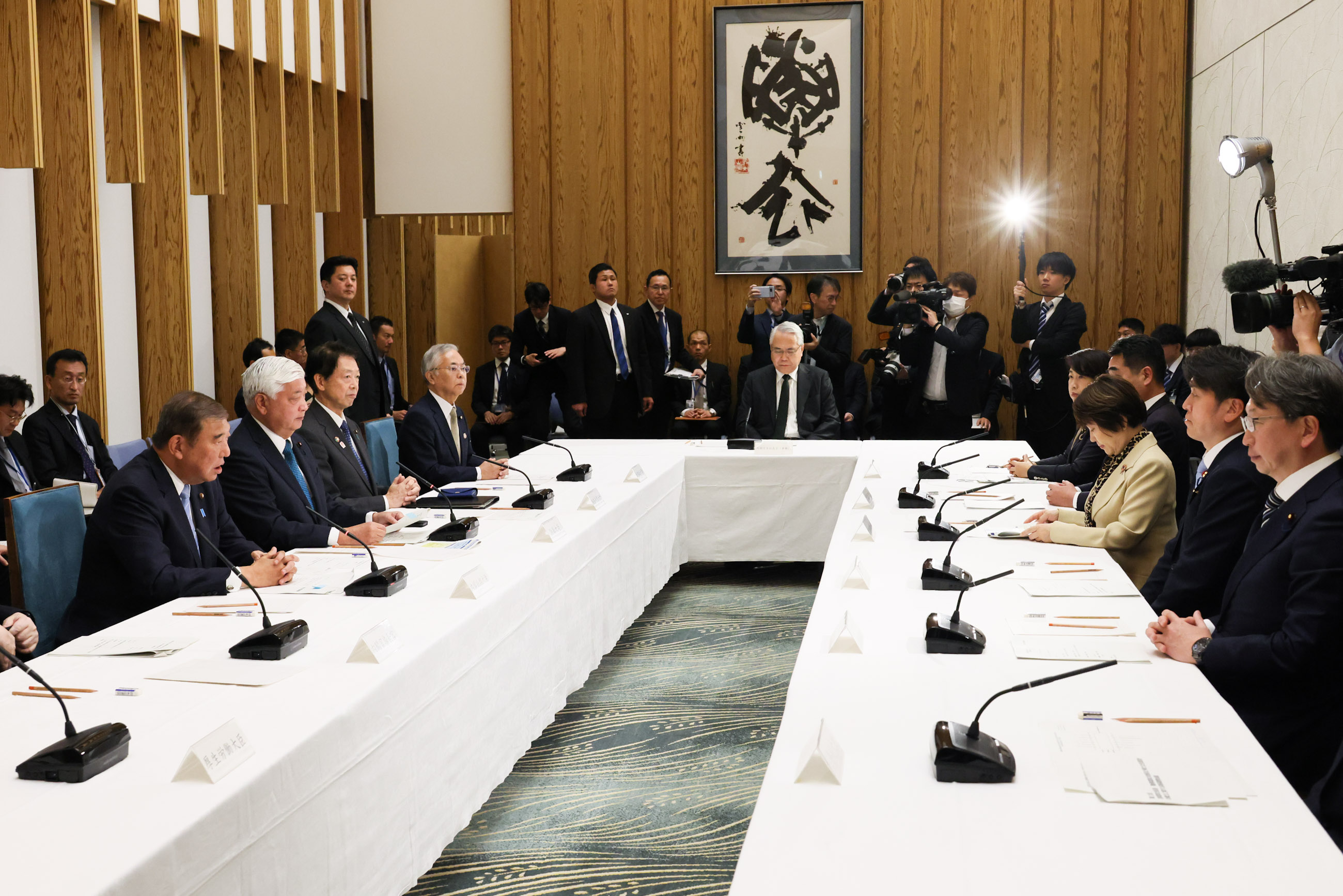 Prime Minister Ishiba wrapping up the meeting (2)