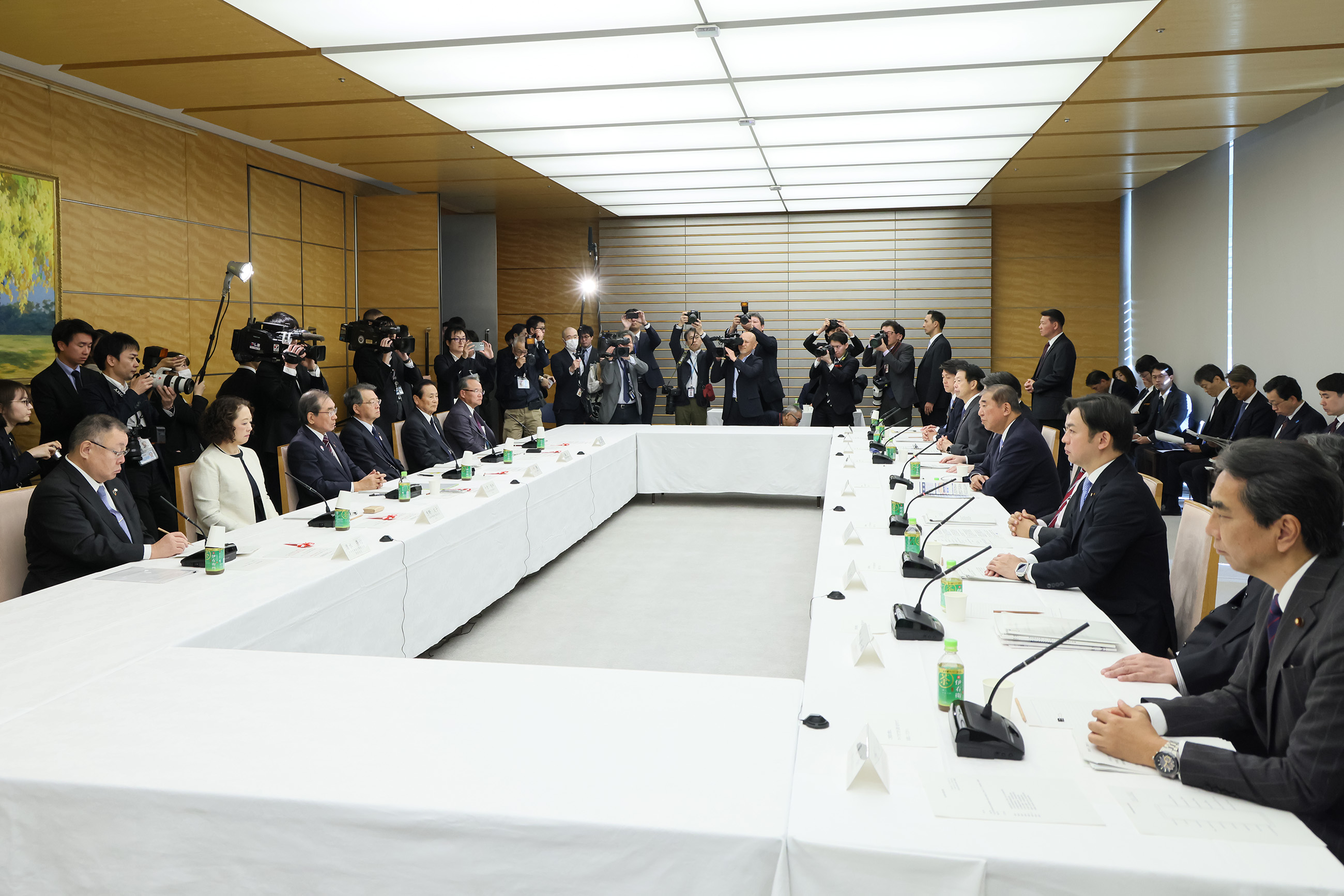 Prime Minister Ishiba wrapping up an exchange of views (2)