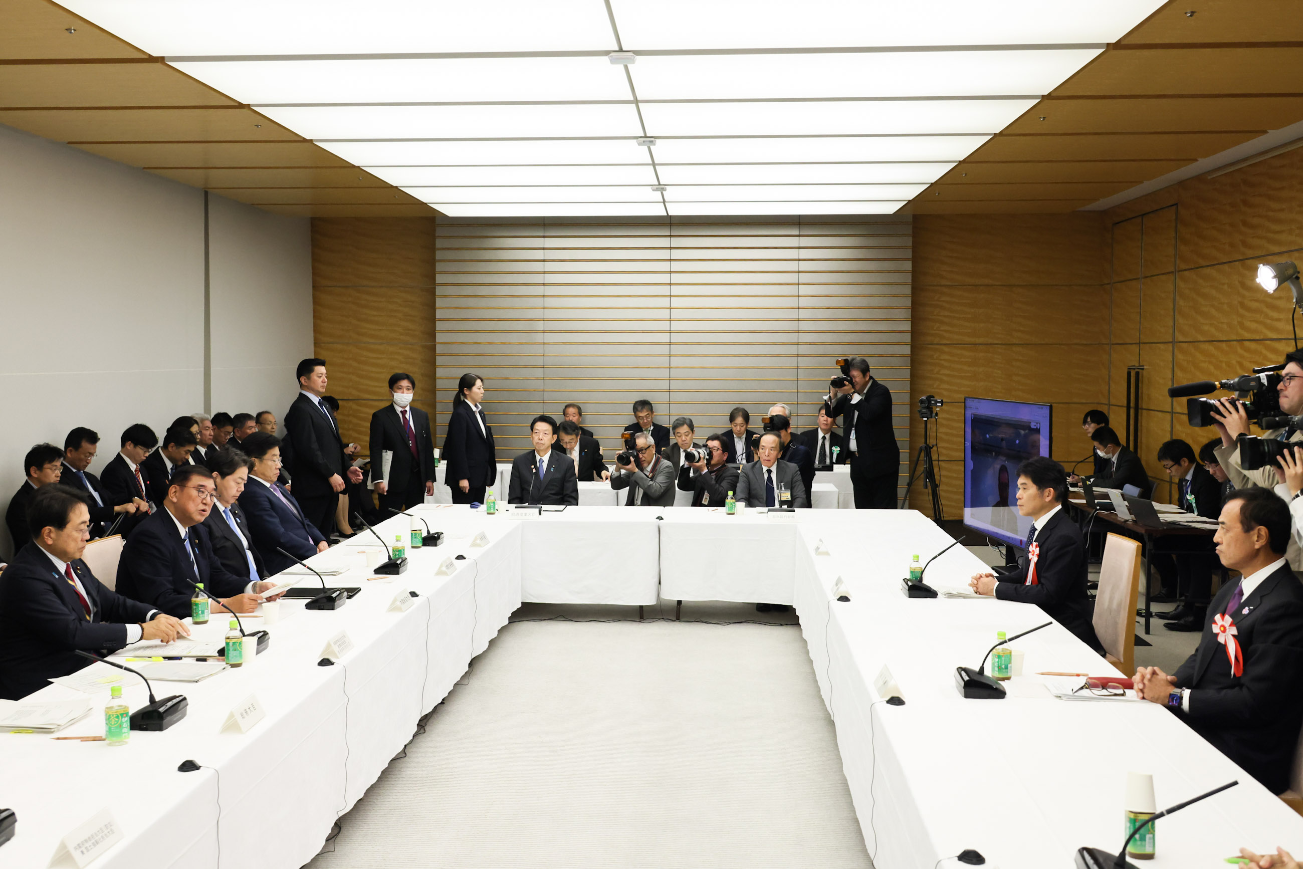 Prime Minister Ishiba wrapping up the meeting (2)