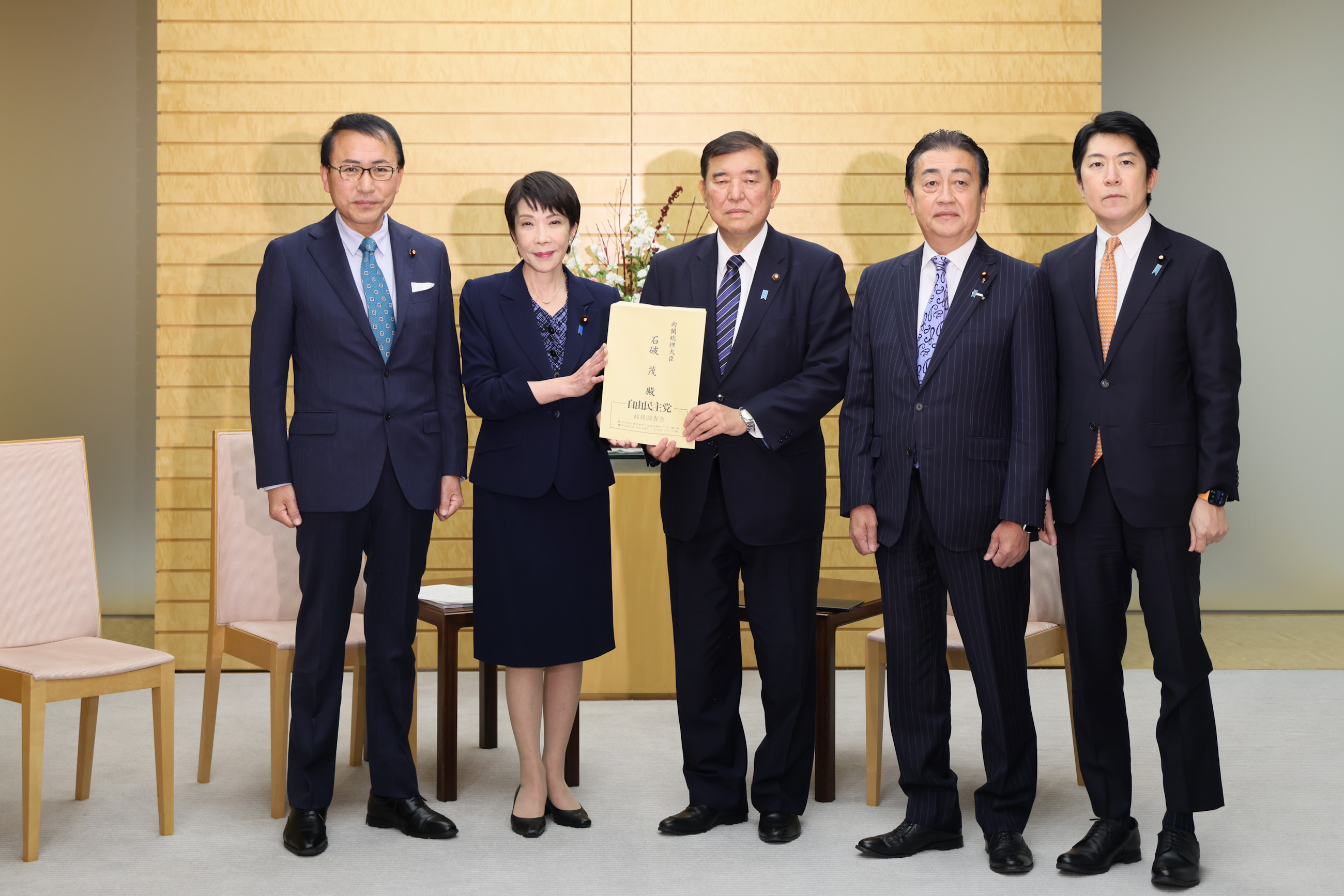 Prime Minister Ishiba receiving a proposal (2)