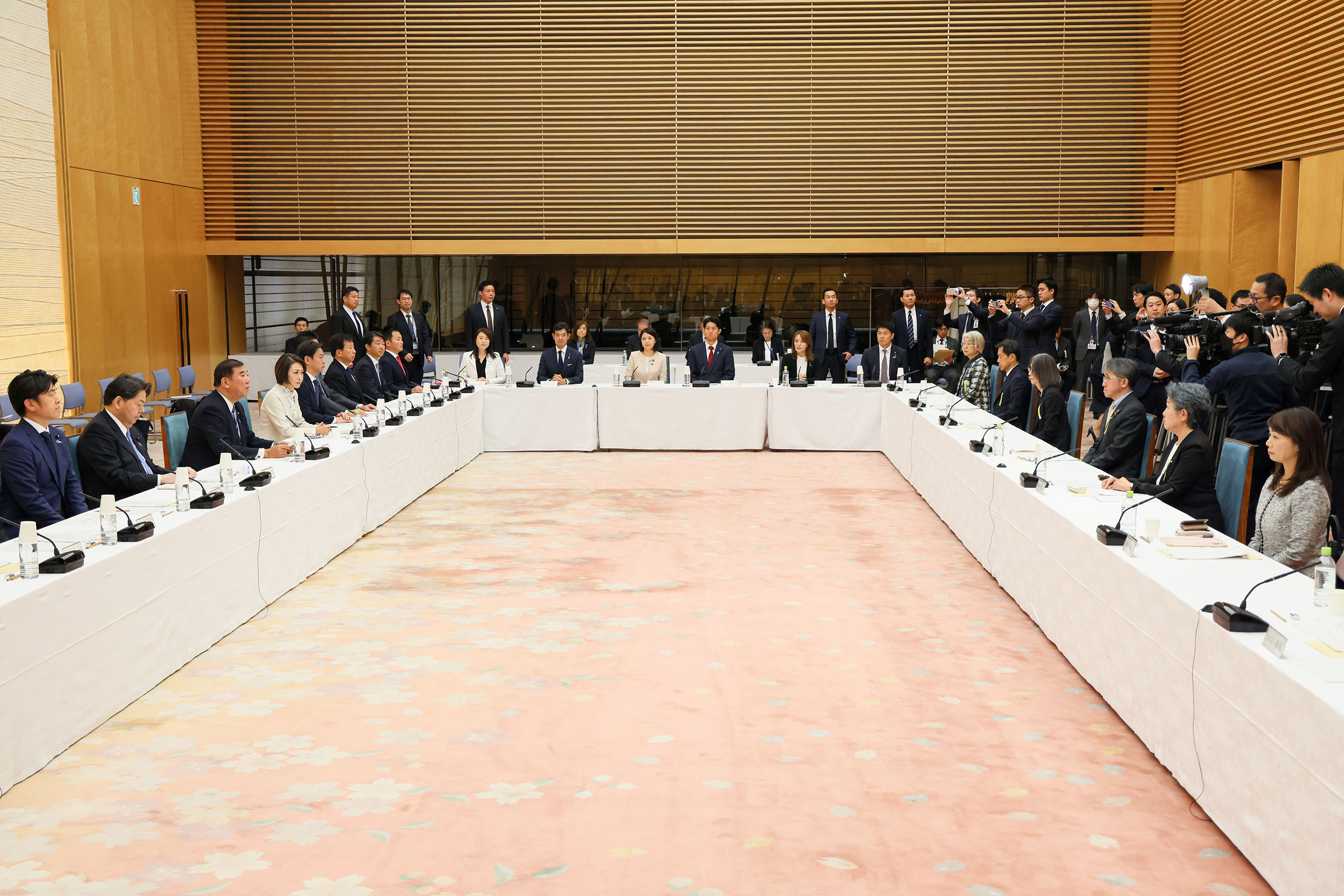 Prime Minister Ishiba wrapping up the meeting (2)