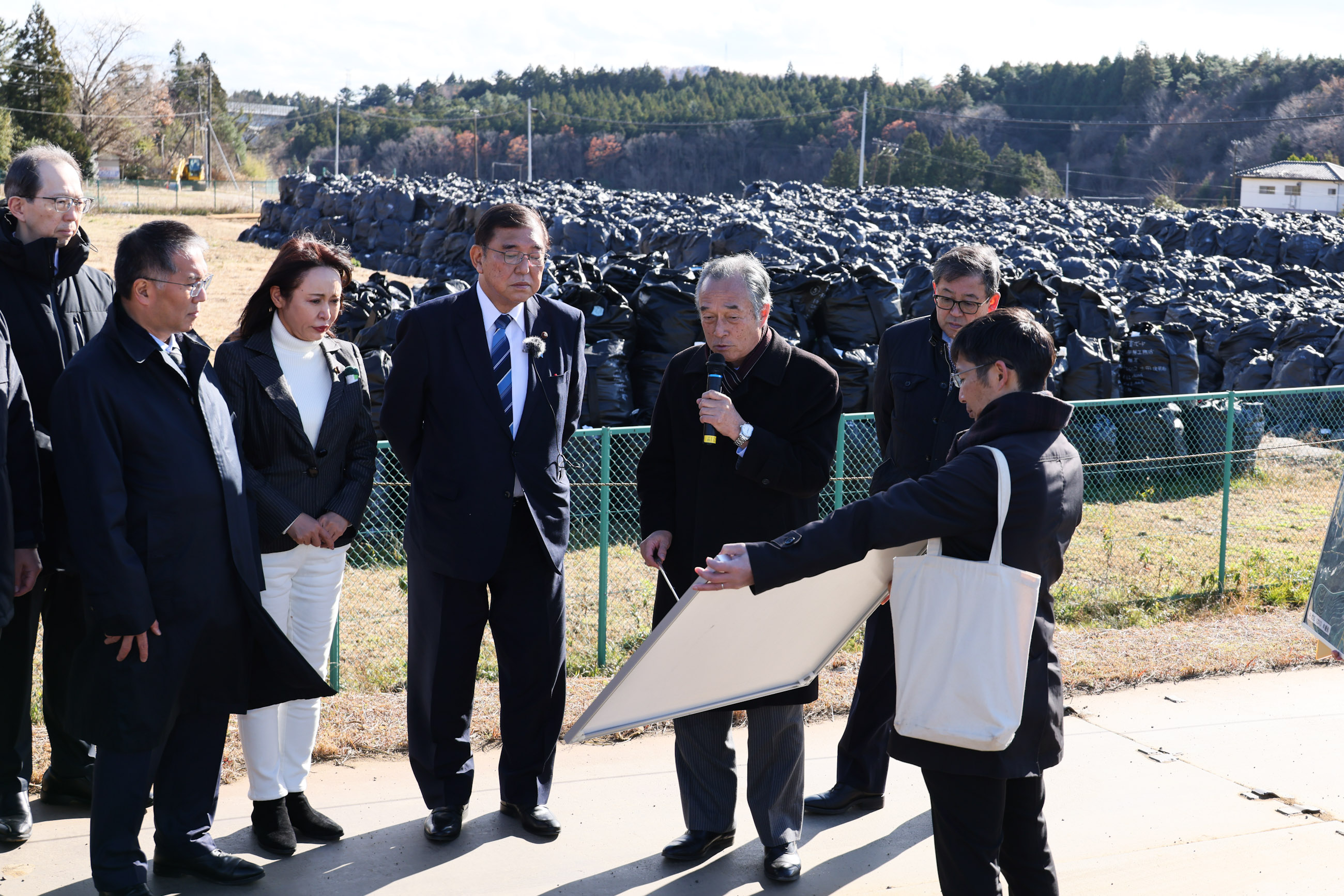 Prime Minister Ishiba visiting a temporary storage site for removed soil in Futaba Town (2)