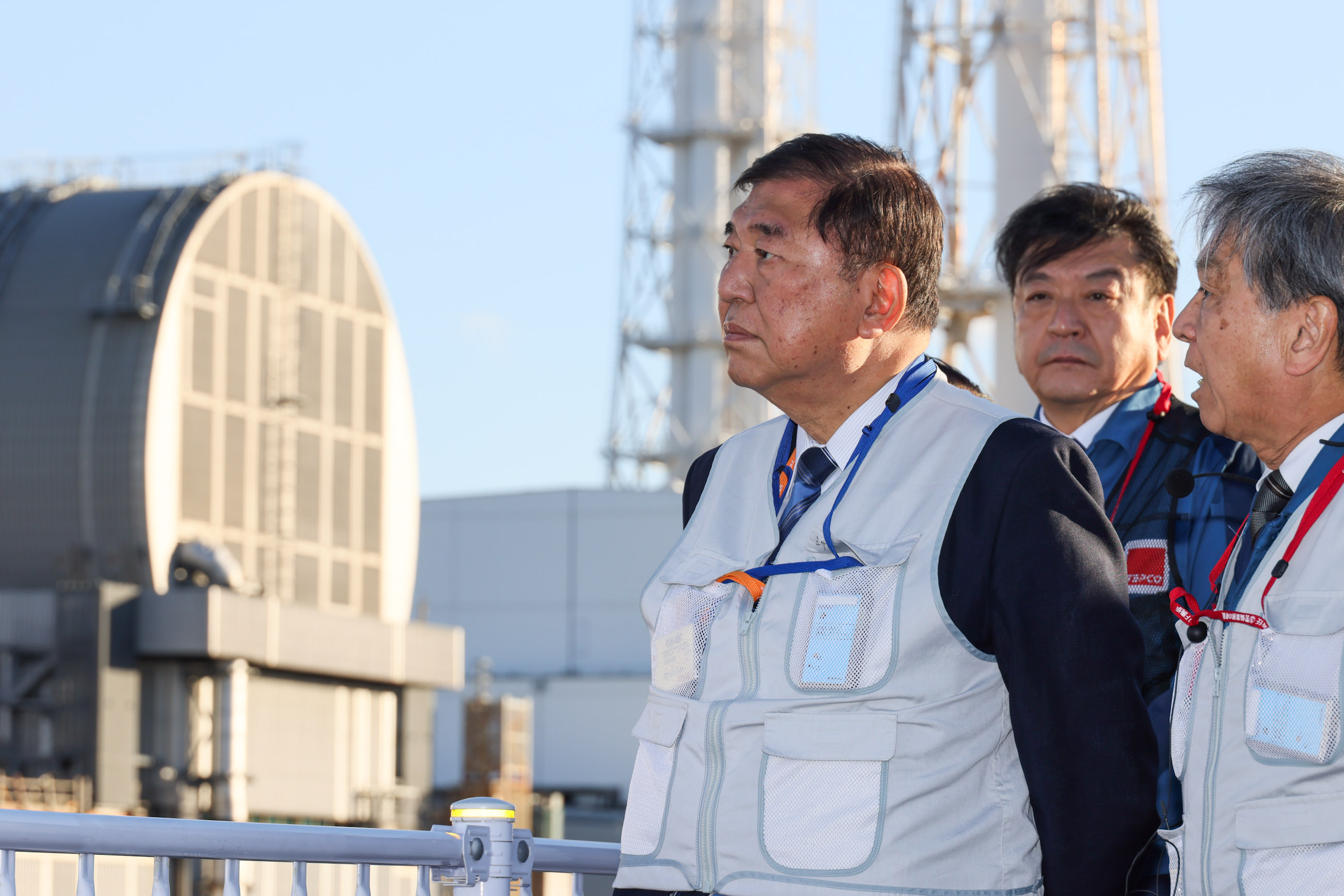 Prime Minister Ishiba observing the reactor buildings (2)