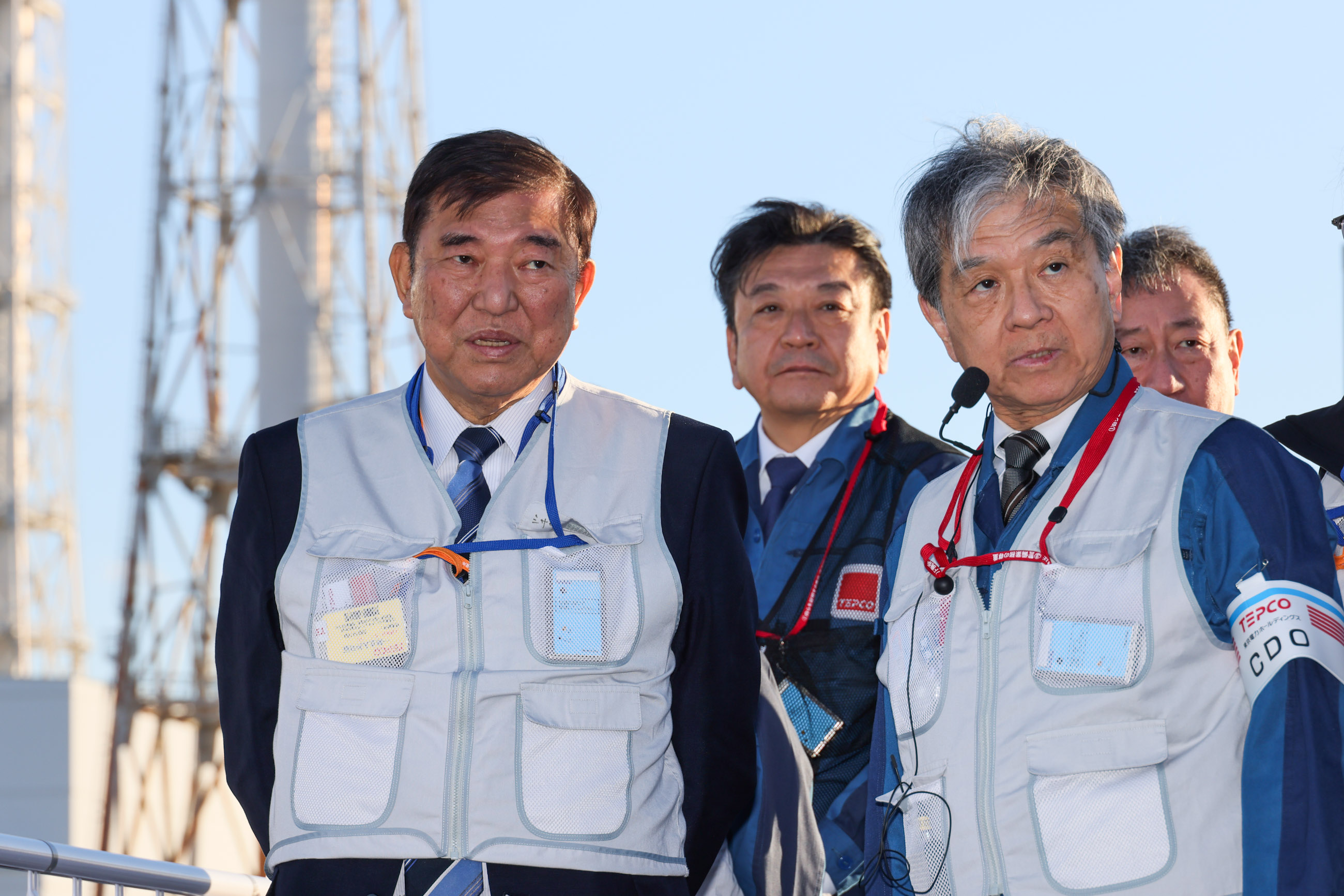 Prime Minister Ishiba observing the reactor buildings (3)