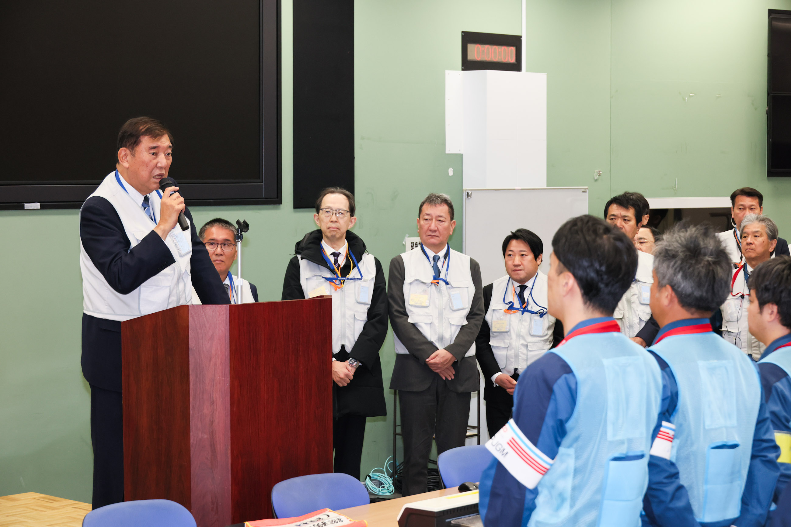 Prime Minister Ishiba giving encouragement to staff members