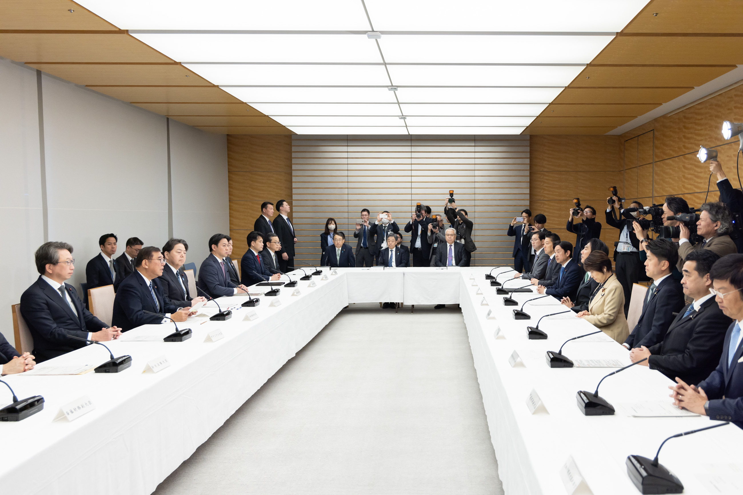 Prime Minister Ishiba wrapping up the meeting (4)