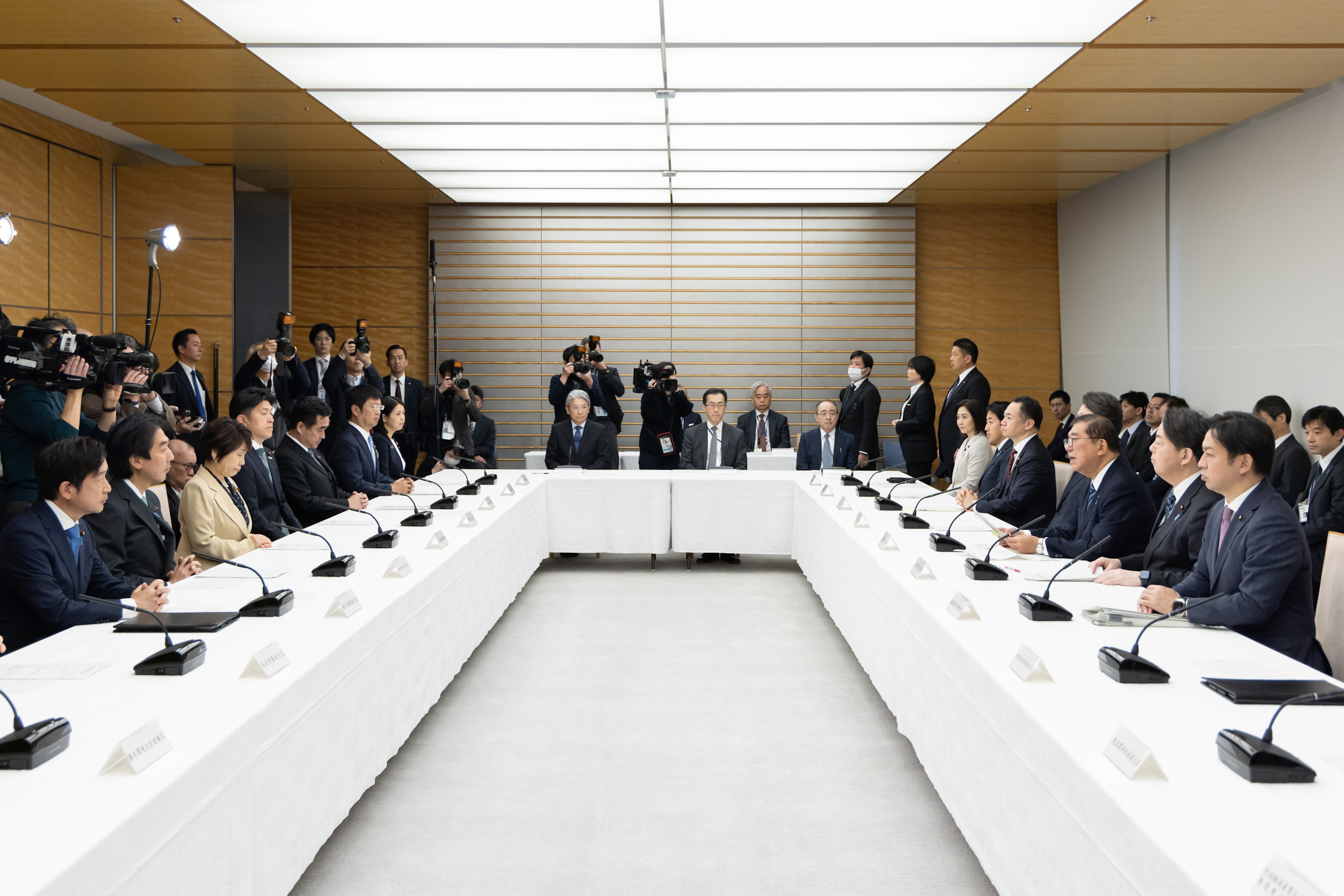 Prime Minister Ishiba wrapping up the meeting (5)