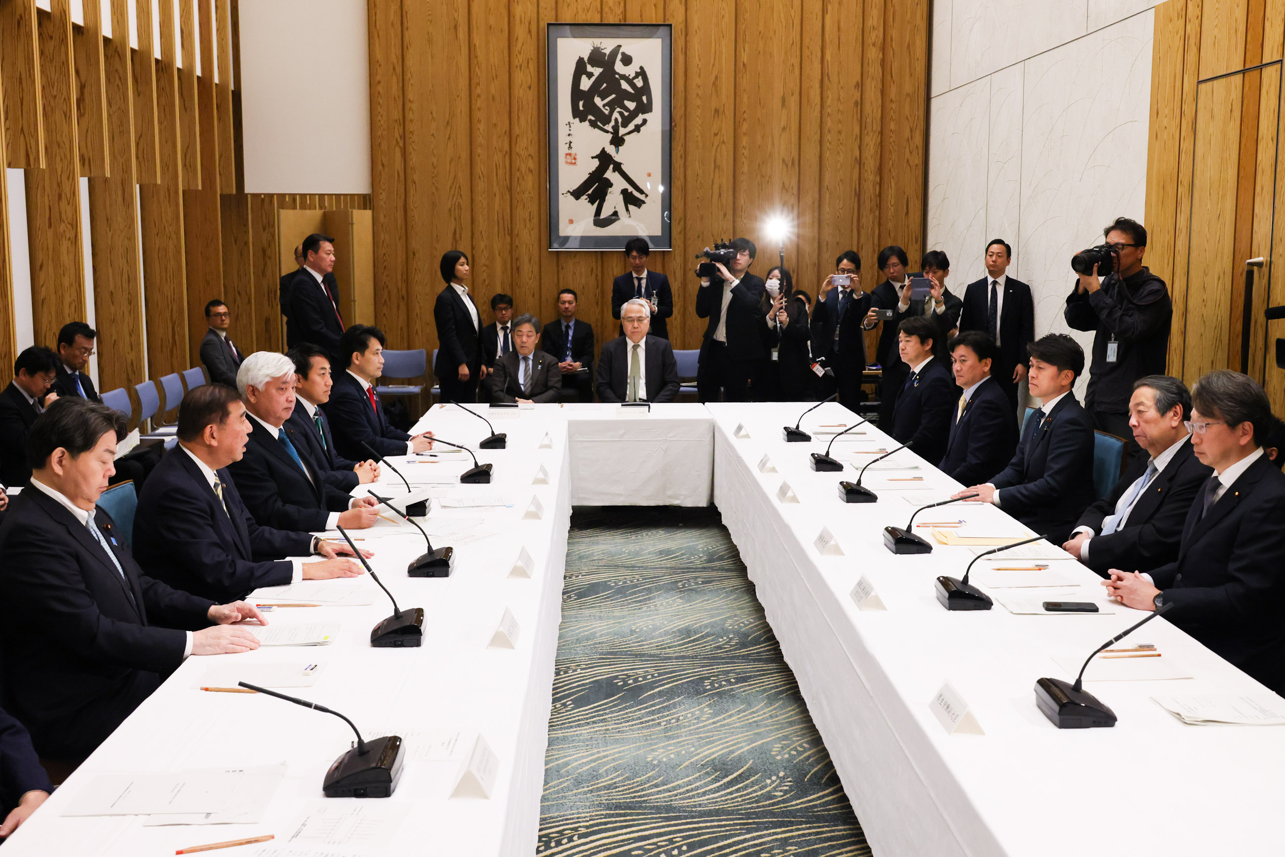 Prime Minister Ishiba wrapping up the meeting (3)