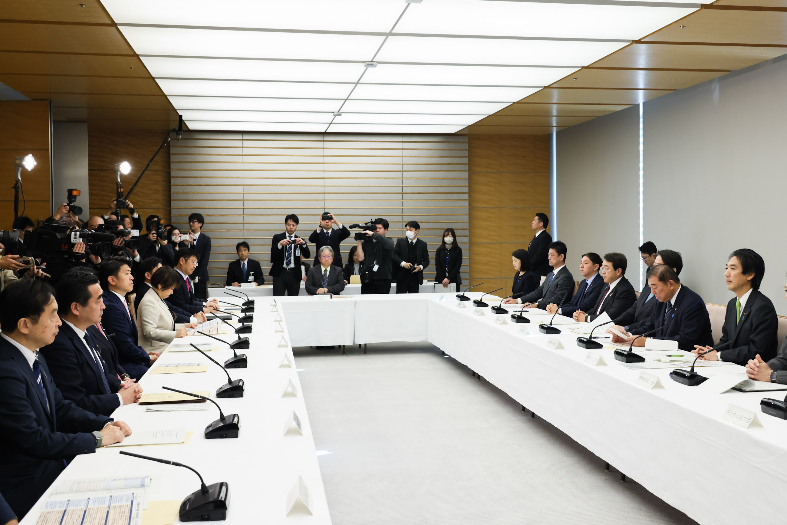 Prime Minister Ishiba wrapping up the meeting (3