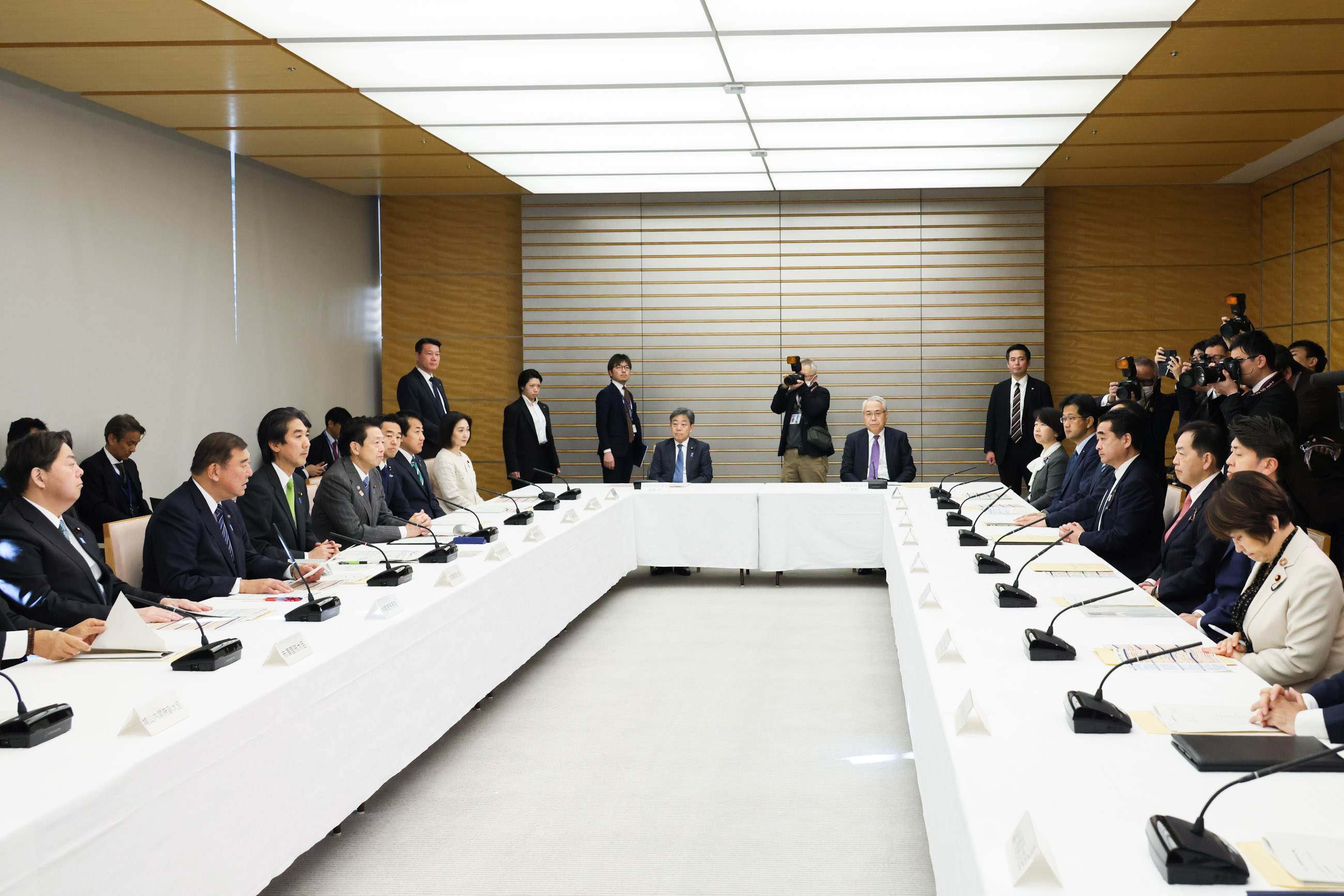 Prime Minister Ishiba wrapping up the meeting (4)