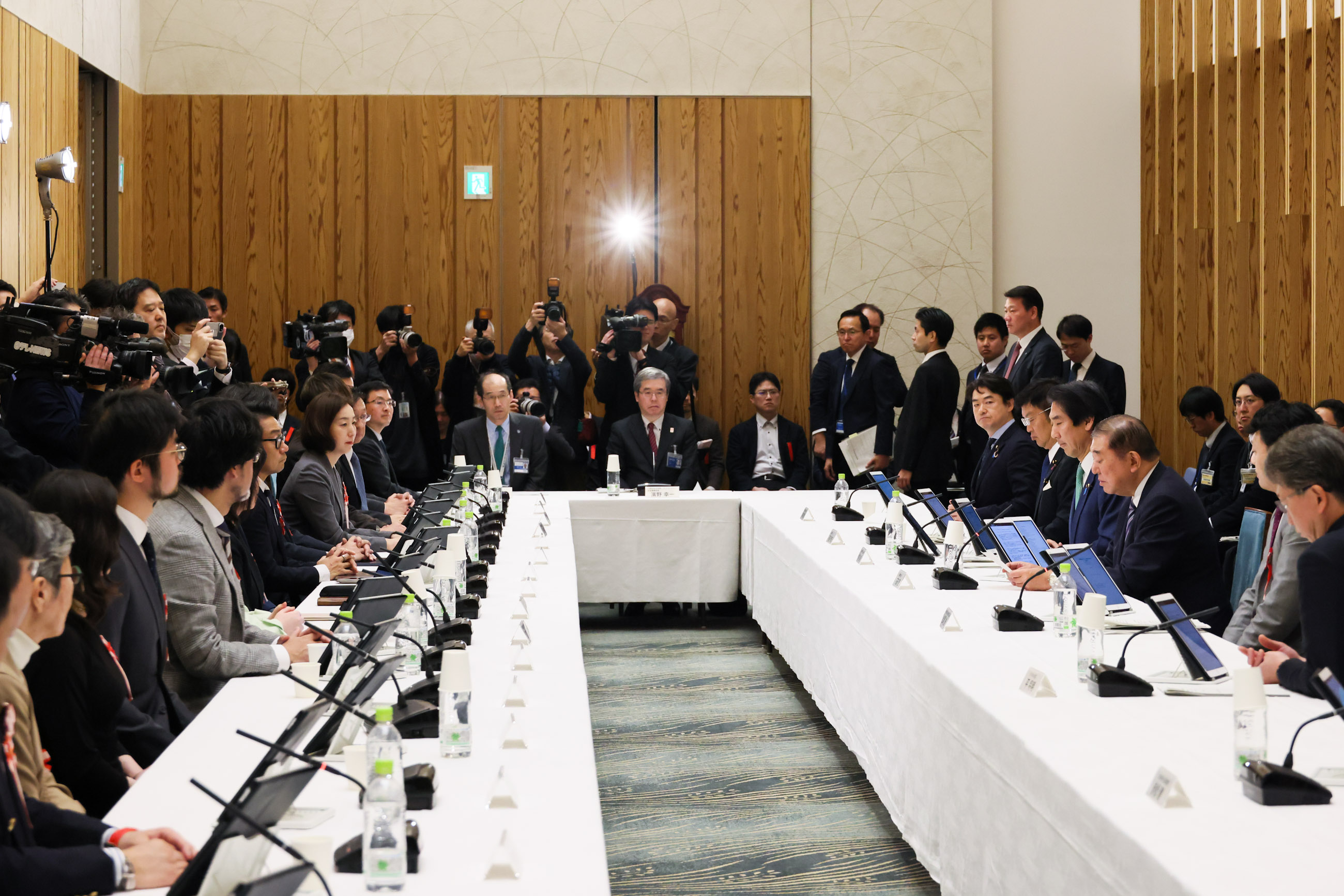 Prime Minister Ishiba wrapping up the meeting (4)