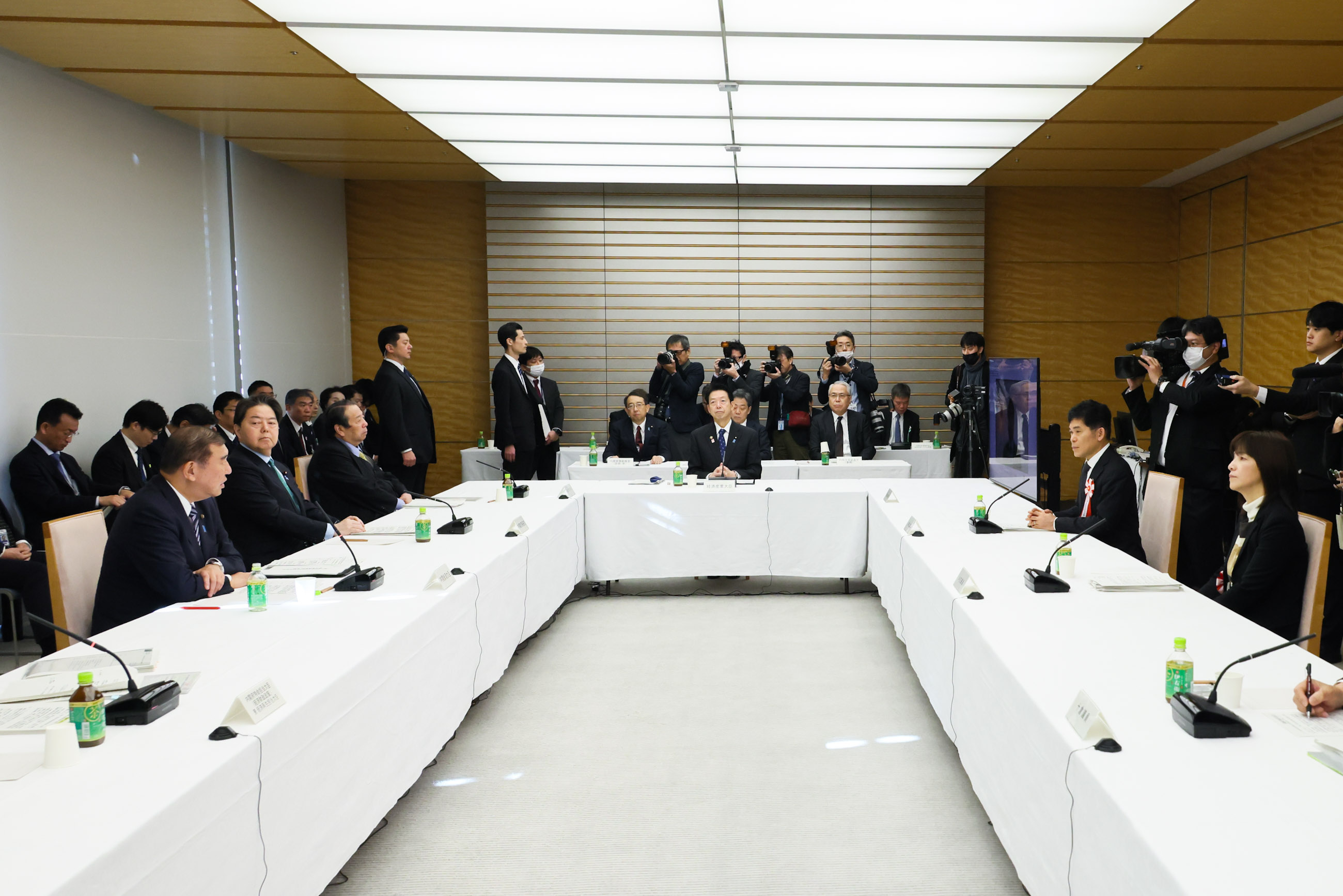 Prime Minister Ishiba wrapping up the meeting (2)