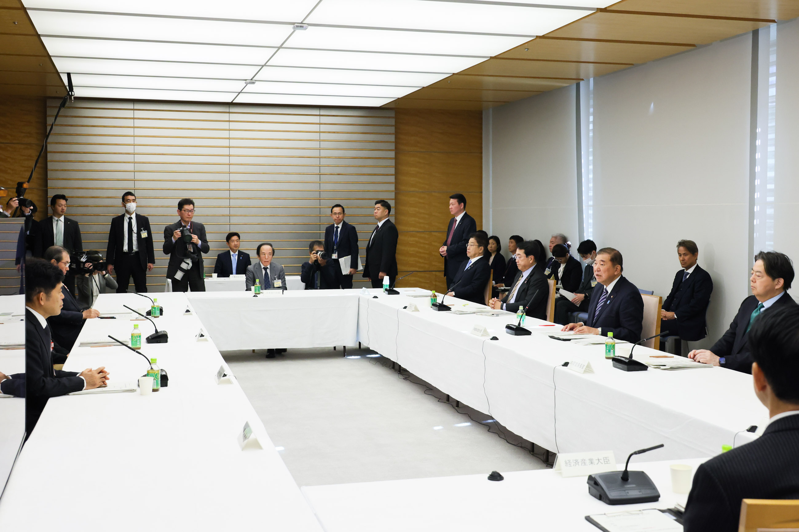 Prime Minister Ishiba wrapping up the meeting (4)