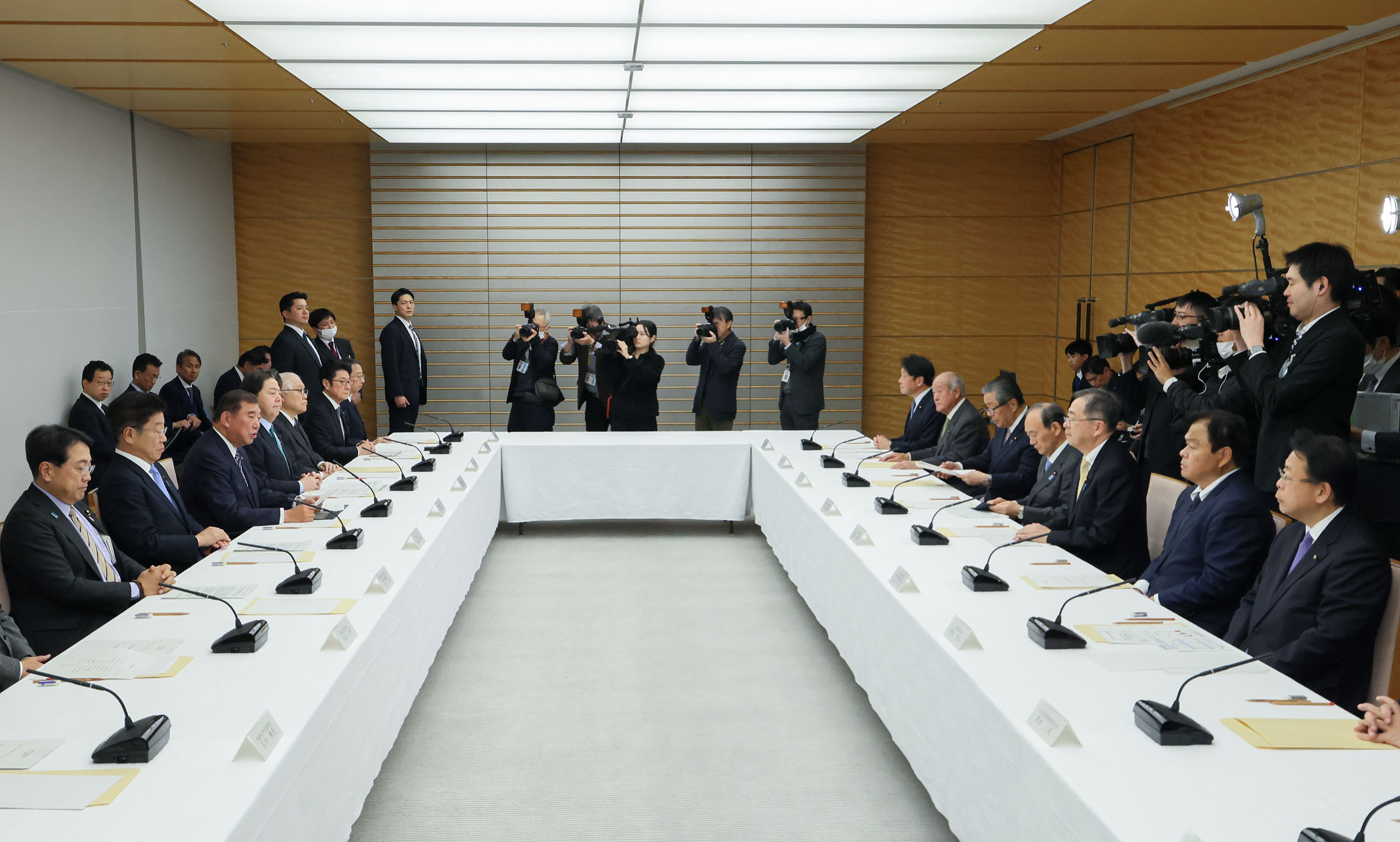 Prime Minister Ishiba wrapping up the meeting (3)