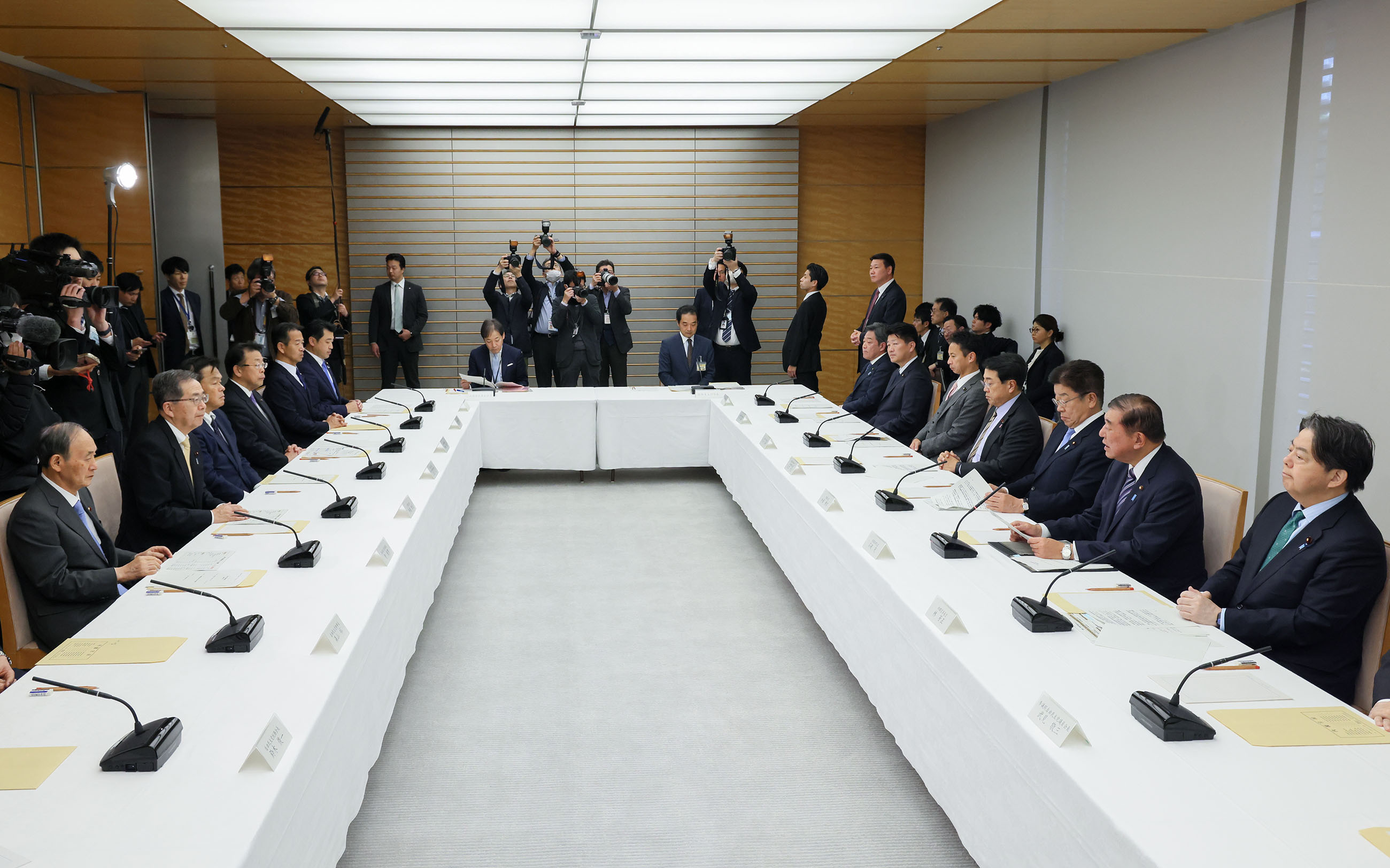 Prime Minister Ishiba wrapping up the meeting (4)