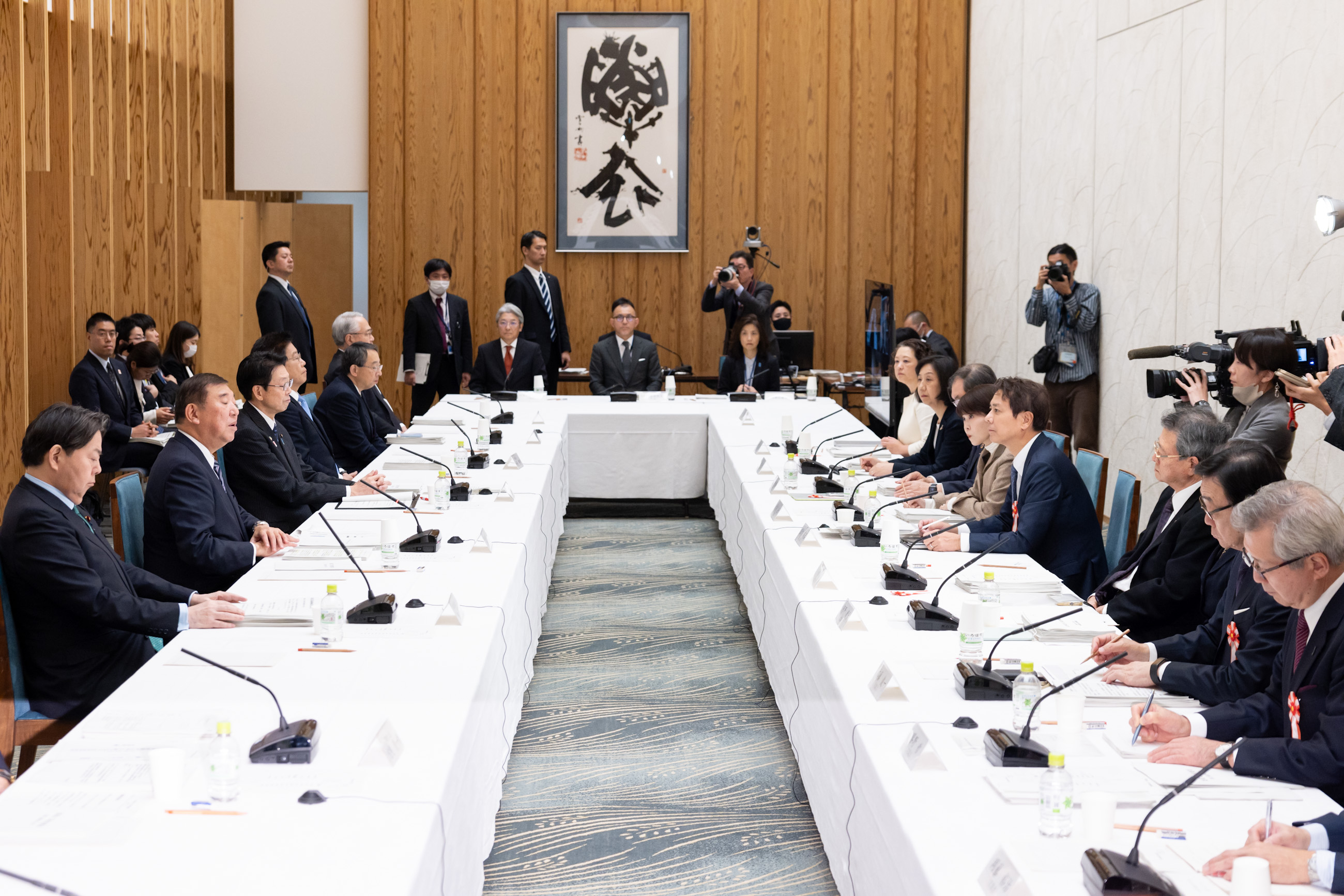 Prime Minister Ishiba wrapping up the meeting (3