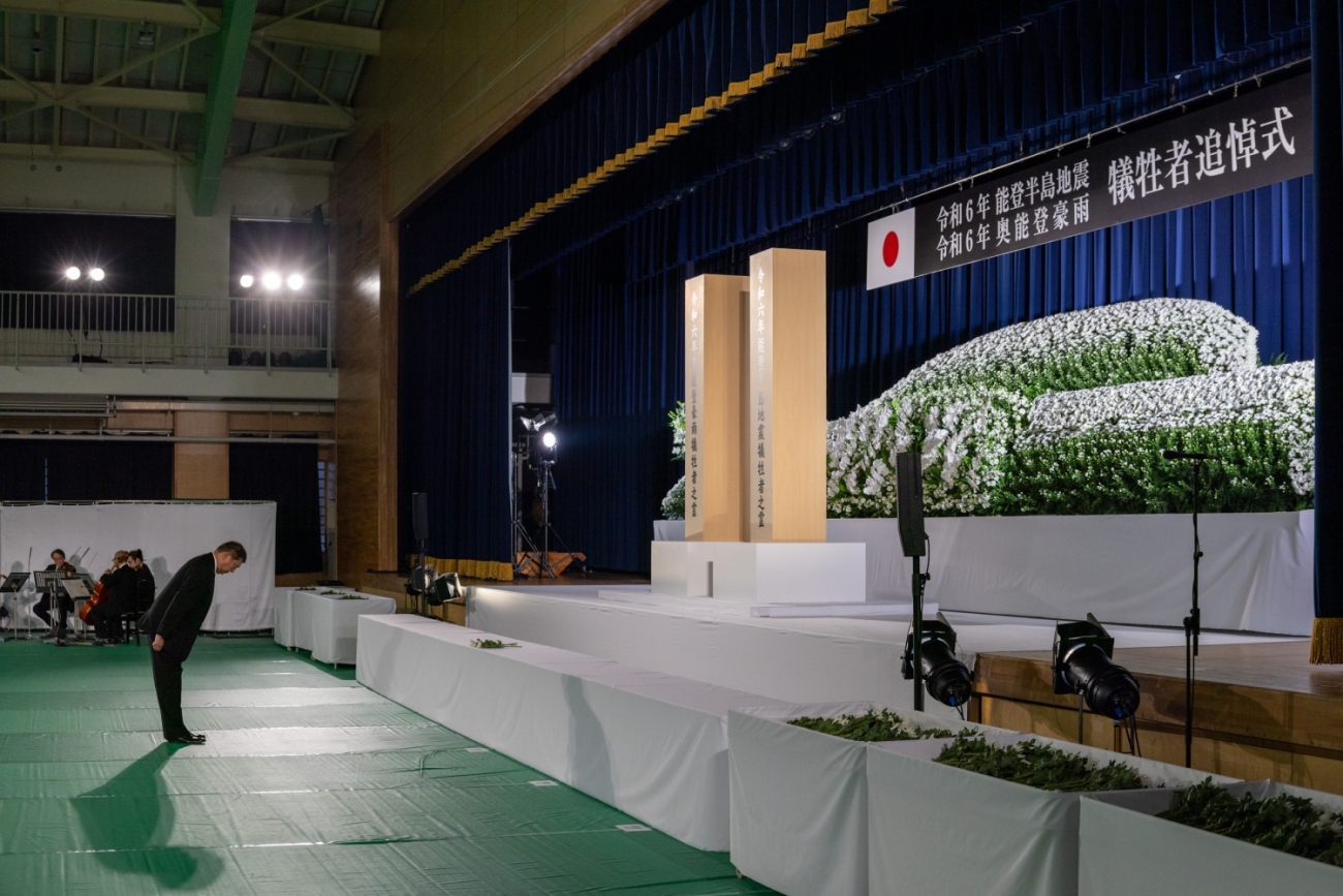 Prime Minister Ishiba offering flowers (1)