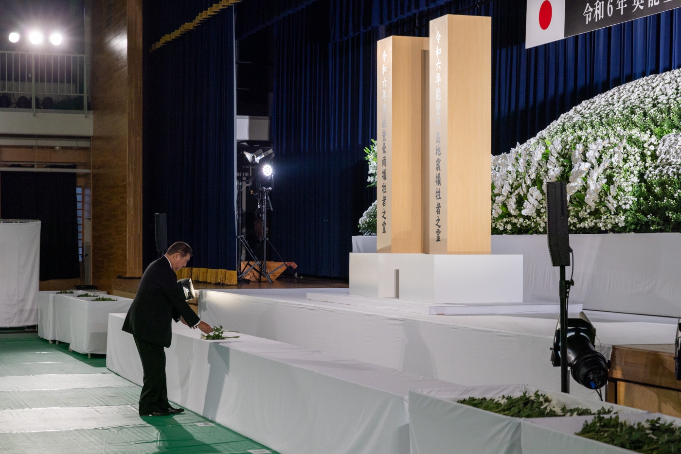 Prime Minister Ishiba offering flowers (2)