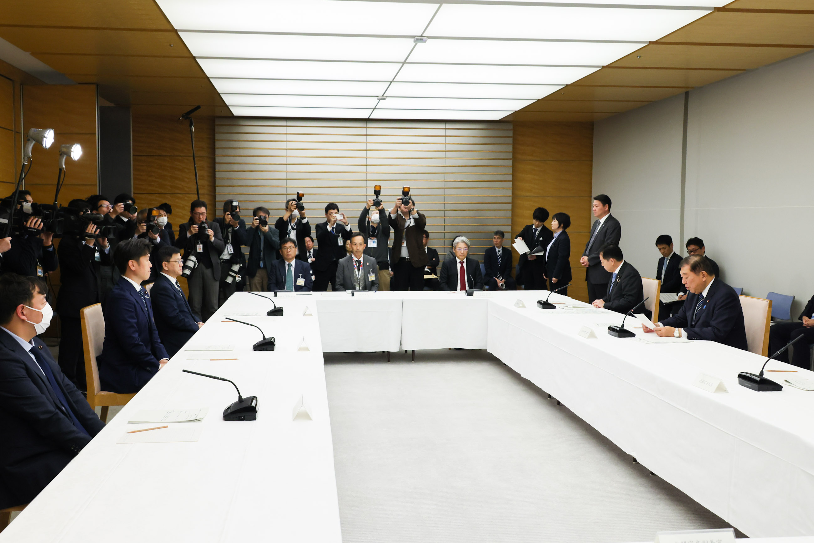 Prime Minister Ishiba wrapping up the meeting (2)