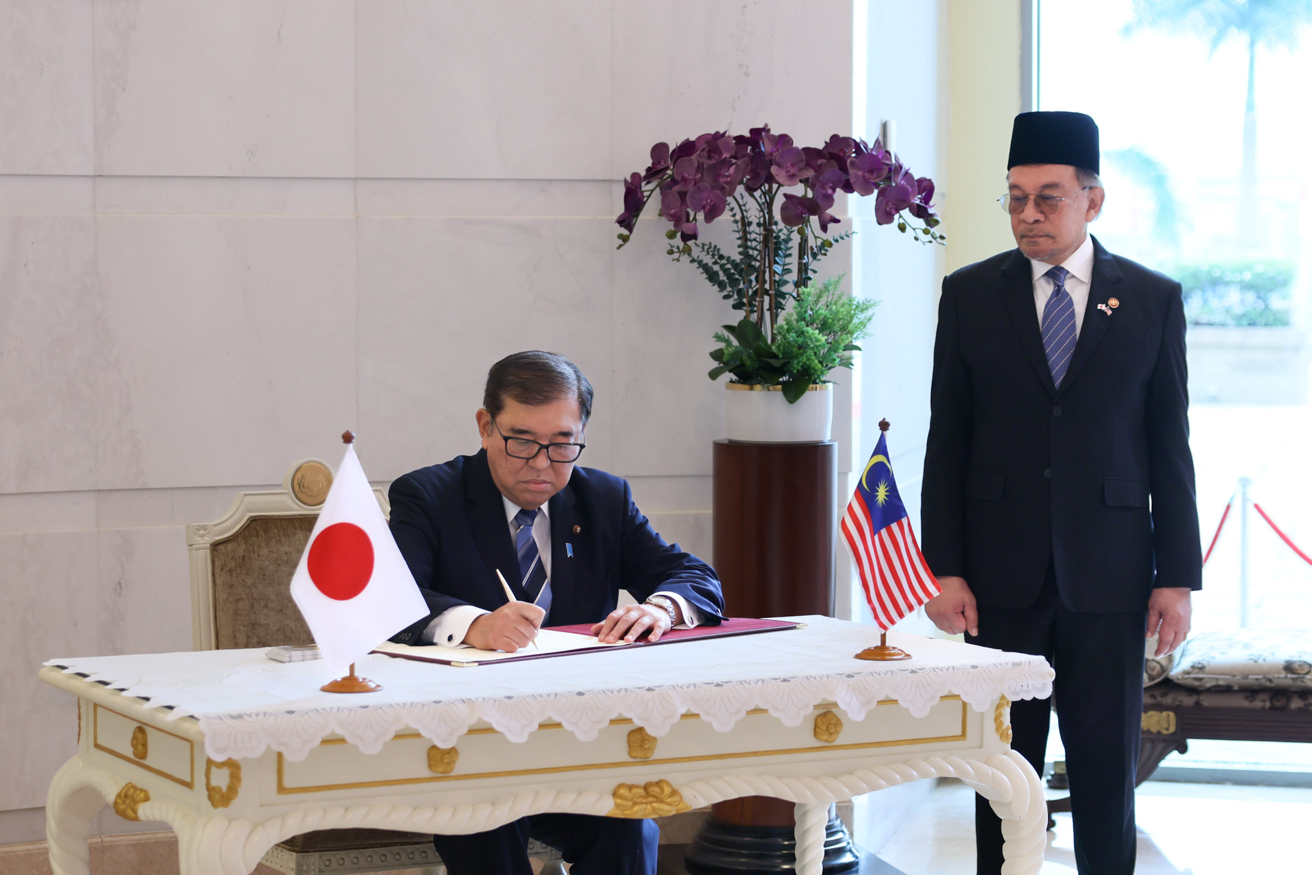 Prime Minister Ishiba signing a guestbook