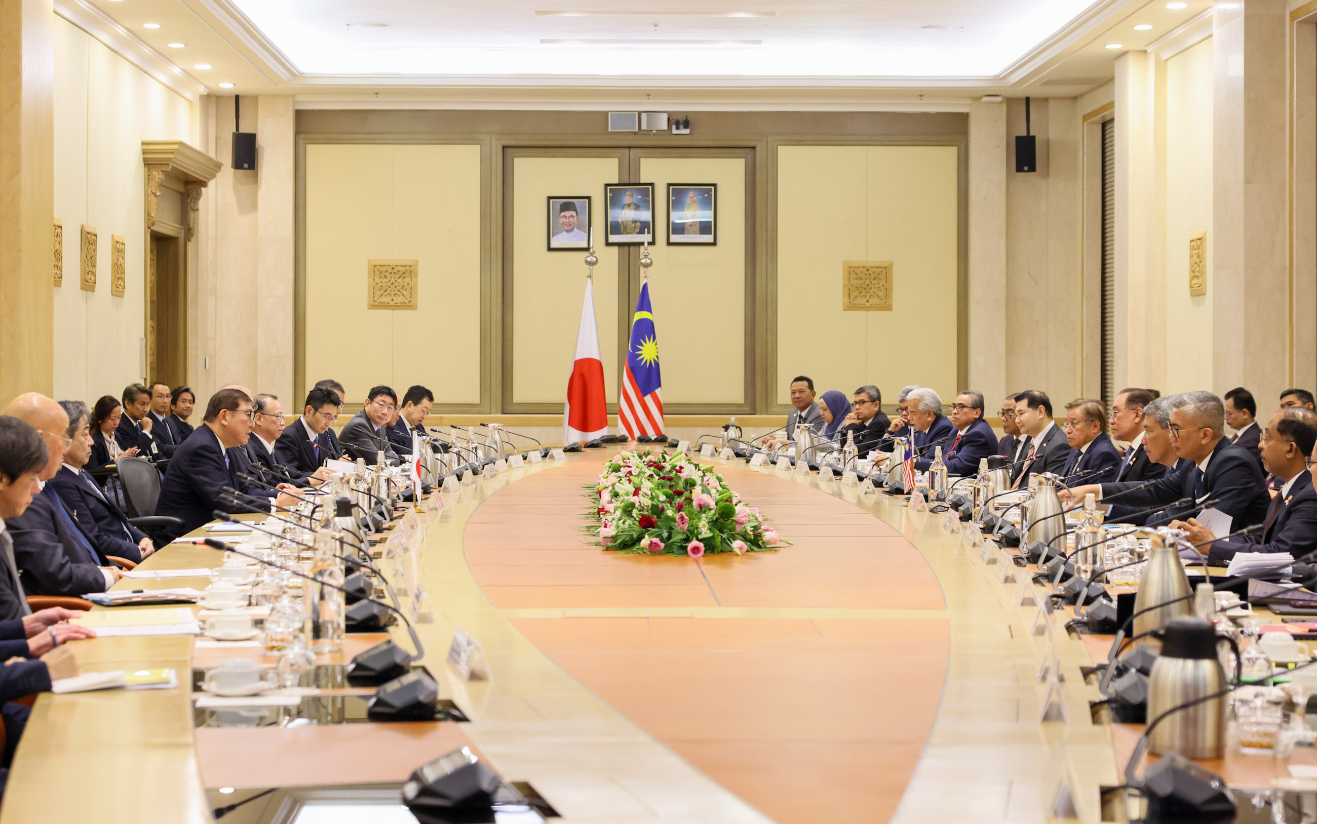 Japan-Malaysia Summit Meeting (expanded meeting) (2)