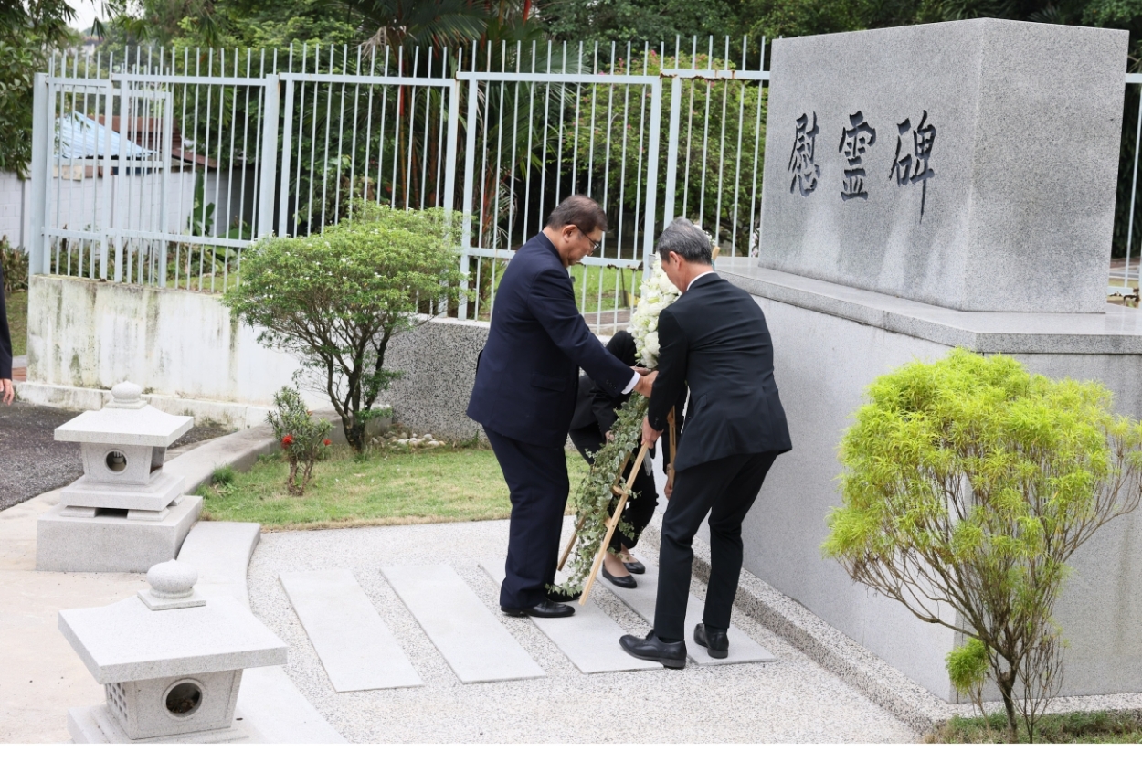 Prime Minister Ishiba offering flowers at the Japanese Cemetery (1)