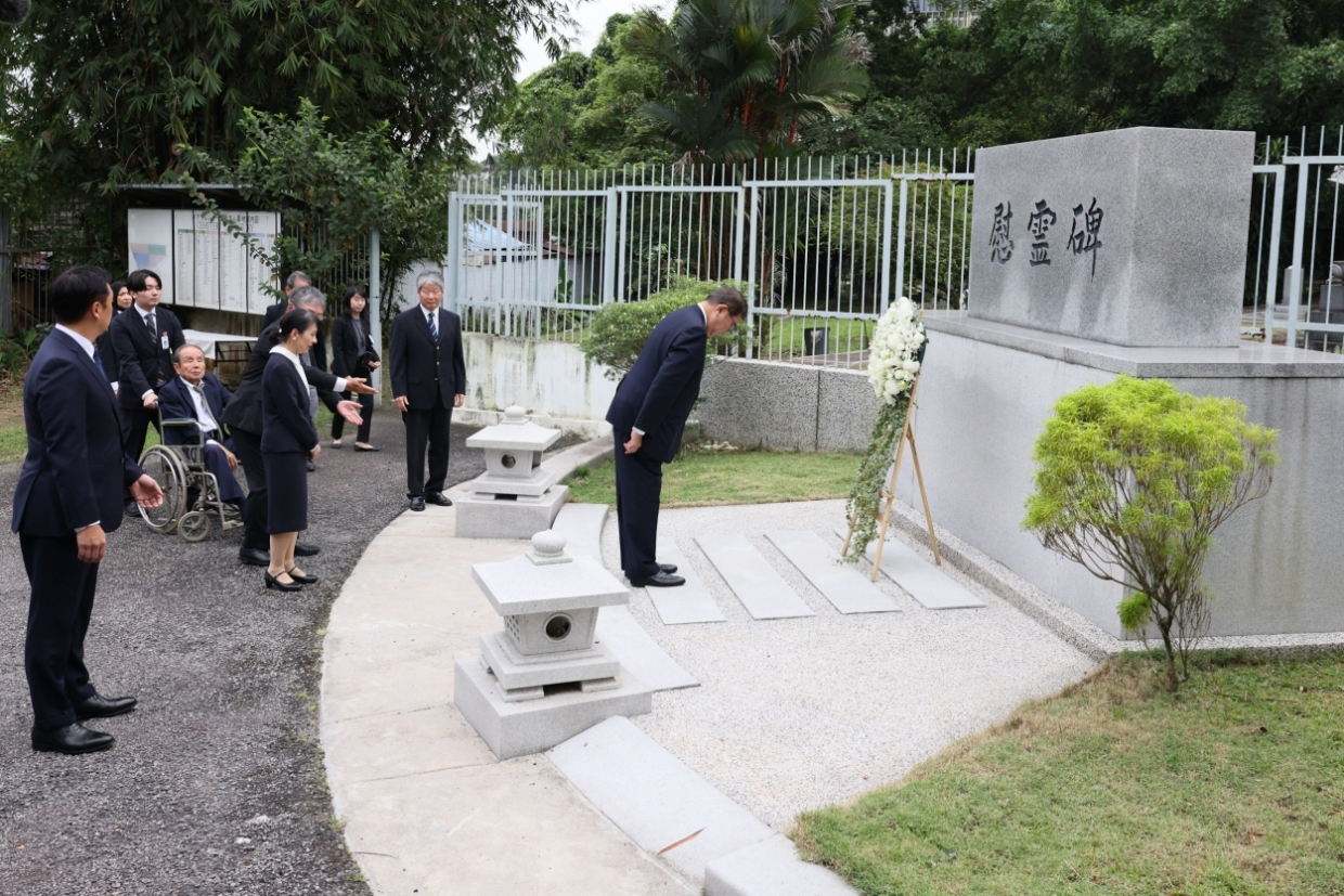 Prime Minister Ishiba offering flowers at the Japanese Cemetery (2)