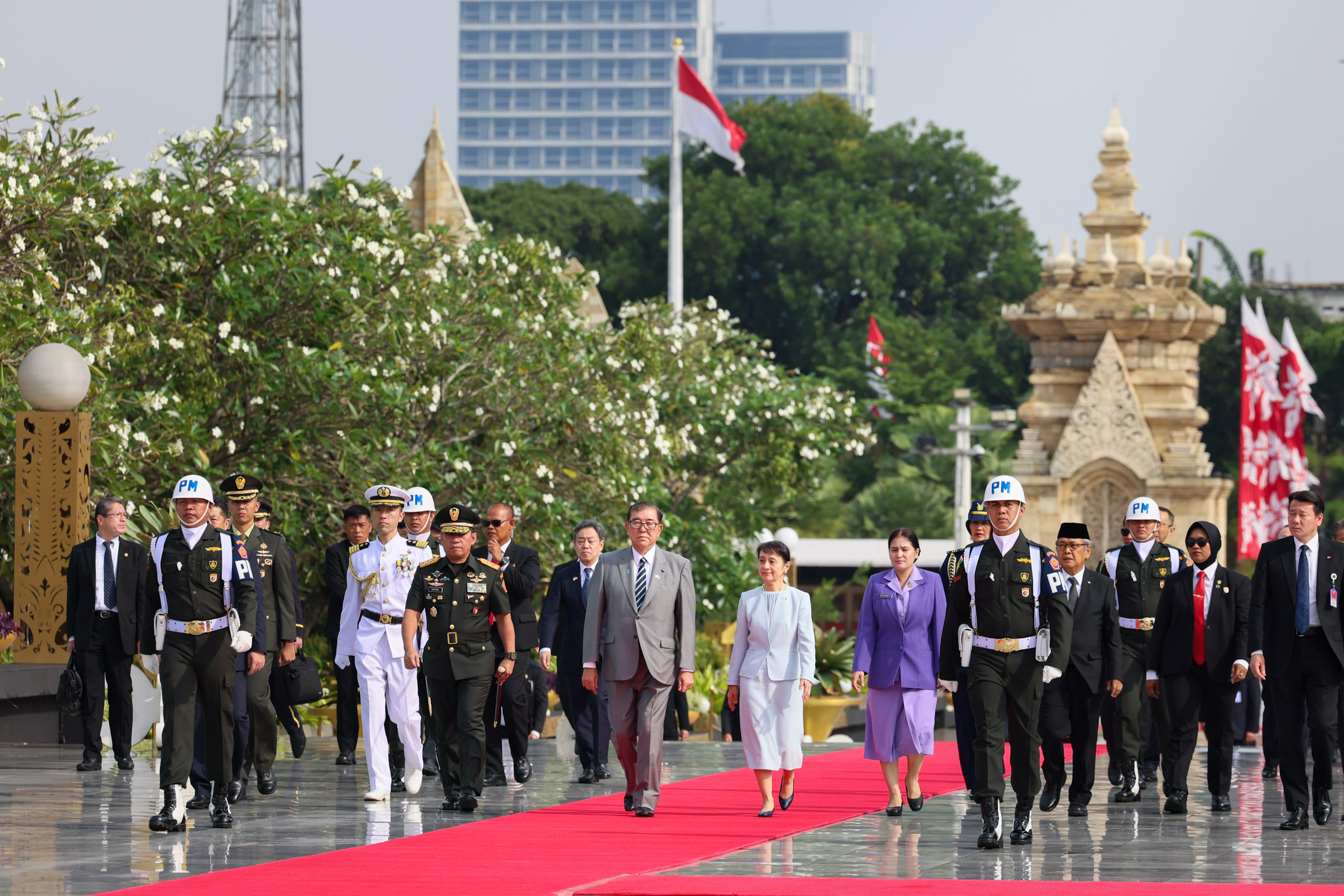 Prime Minister Ishiba offering flowers at the Kalibata Heroes Cemetery (1)