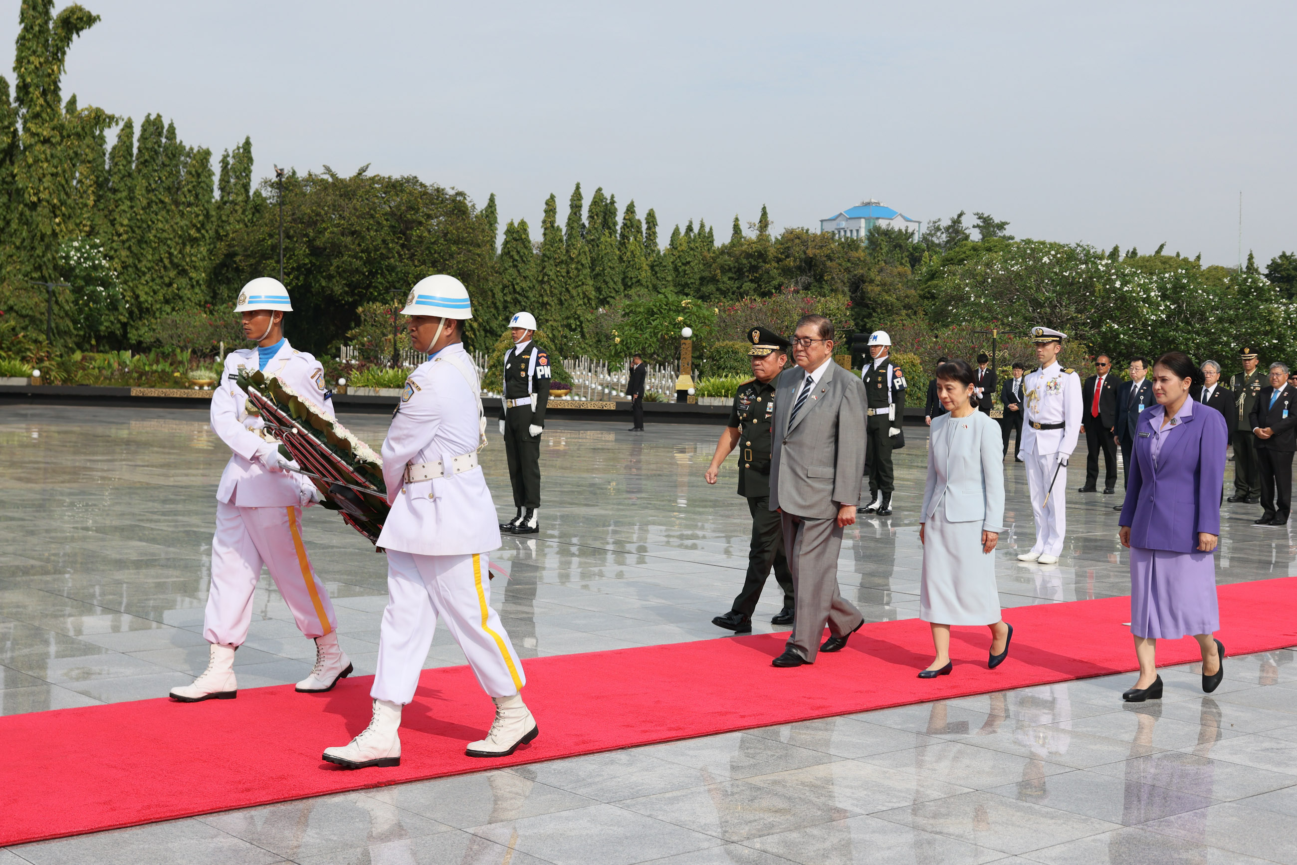 Prime Minister Ishiba offering flowers at the Kalibata Heroes Cemetery (2)