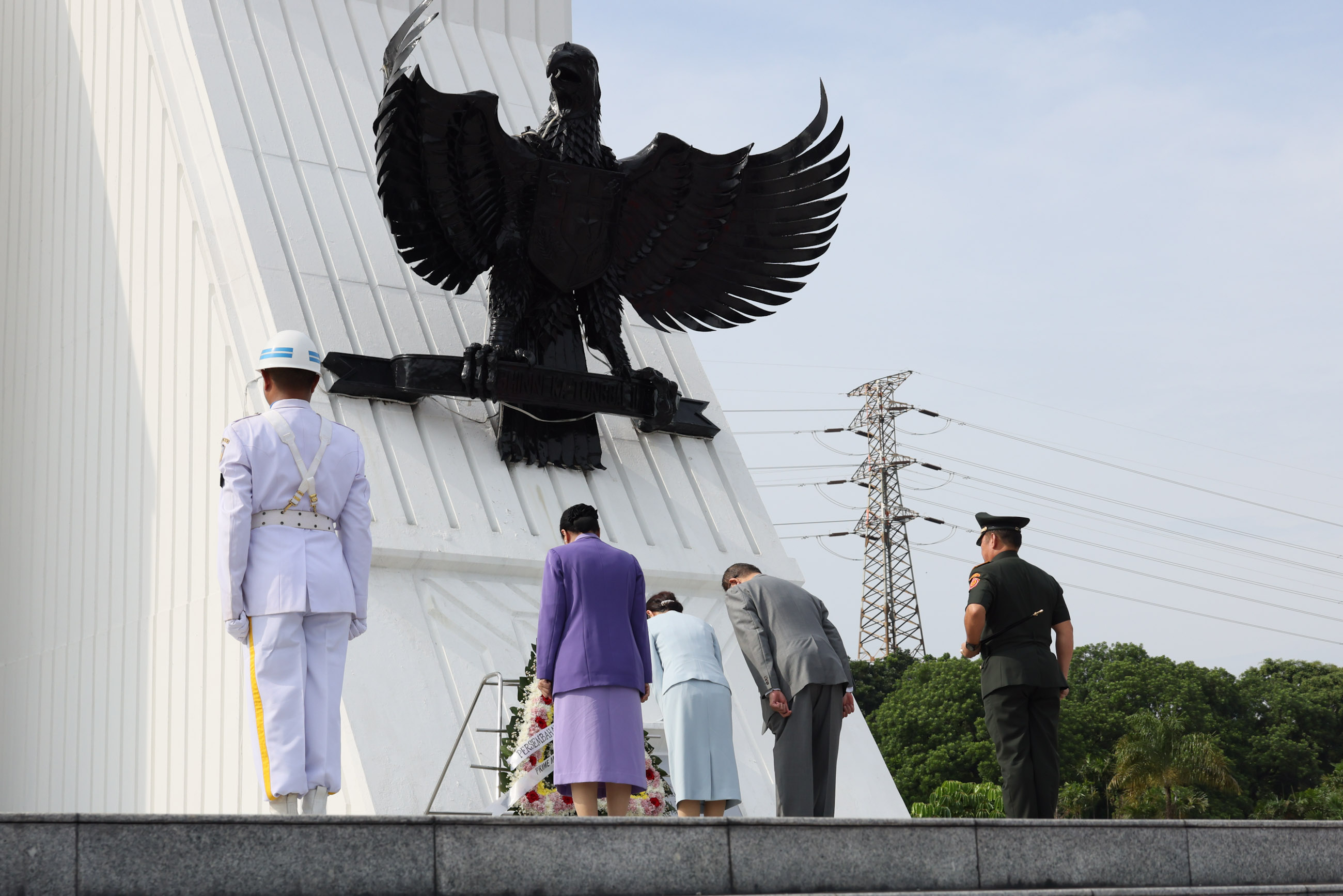 Prime Minister Ishiba offering flowers at the Kalibata Heroes Cemetery (3)