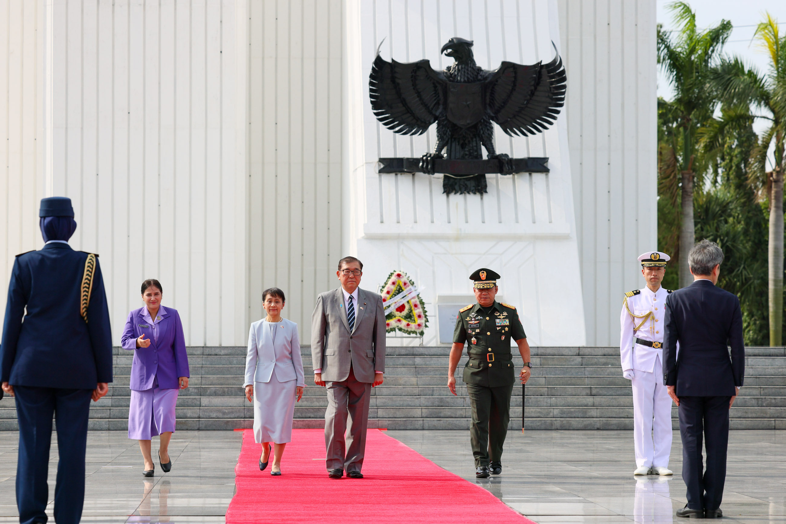 Prime Minister Ishiba offering flowers at the Kalibata Heroes Cemetery (4)