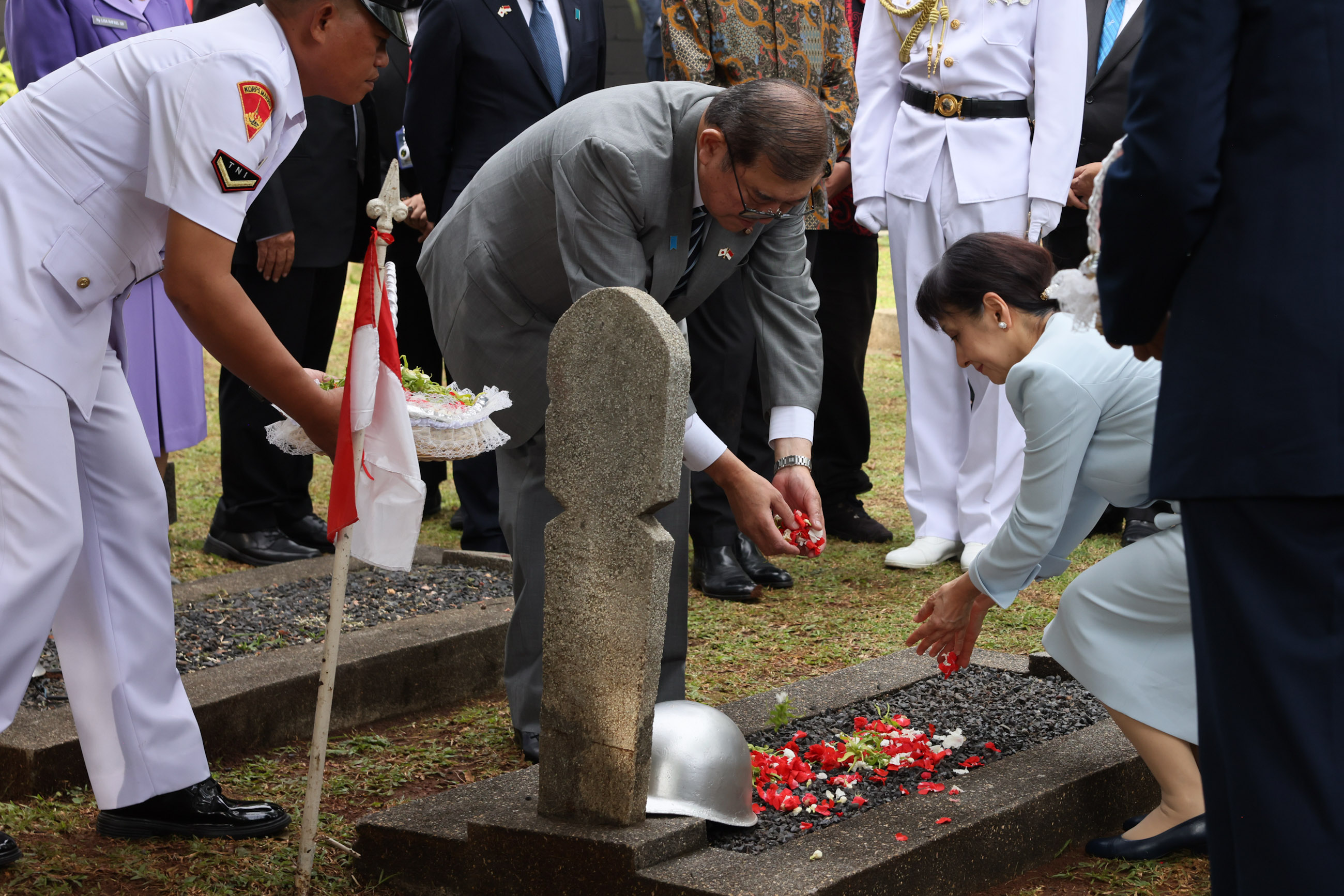 Prime Minister Ishiba offering flowers at the Kalibata Heroes Cemetery (5)