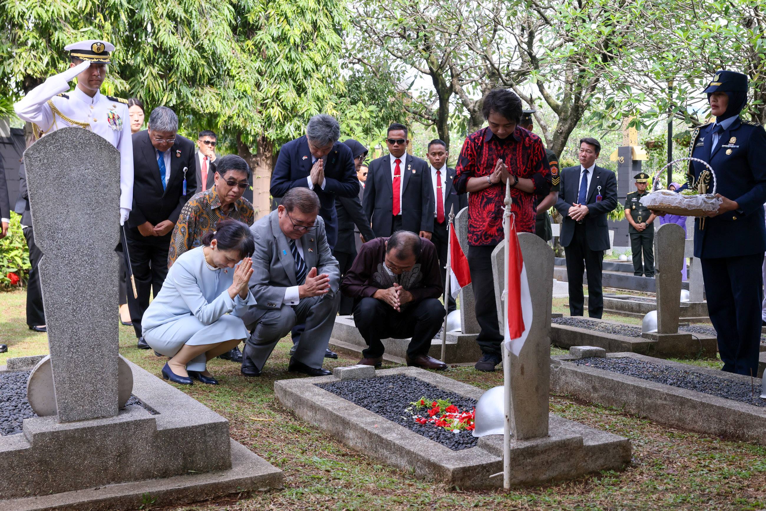 Prime Minister Ishiba offering flowers at the Kalibata Heroes Cemetery (6)