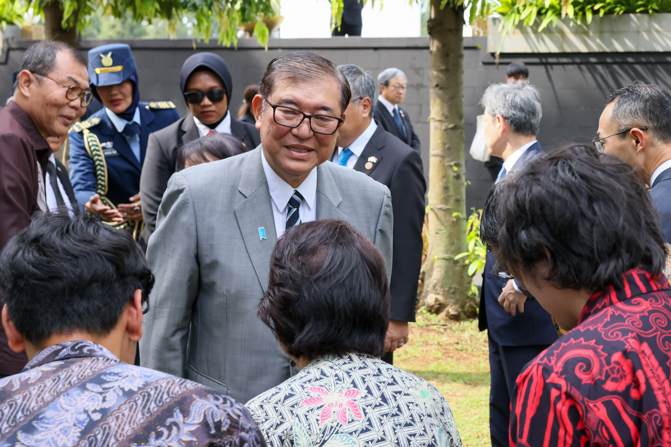 Prime Minister Ishiba offering flowers at the Kalibata Heroes Cemetery (7)