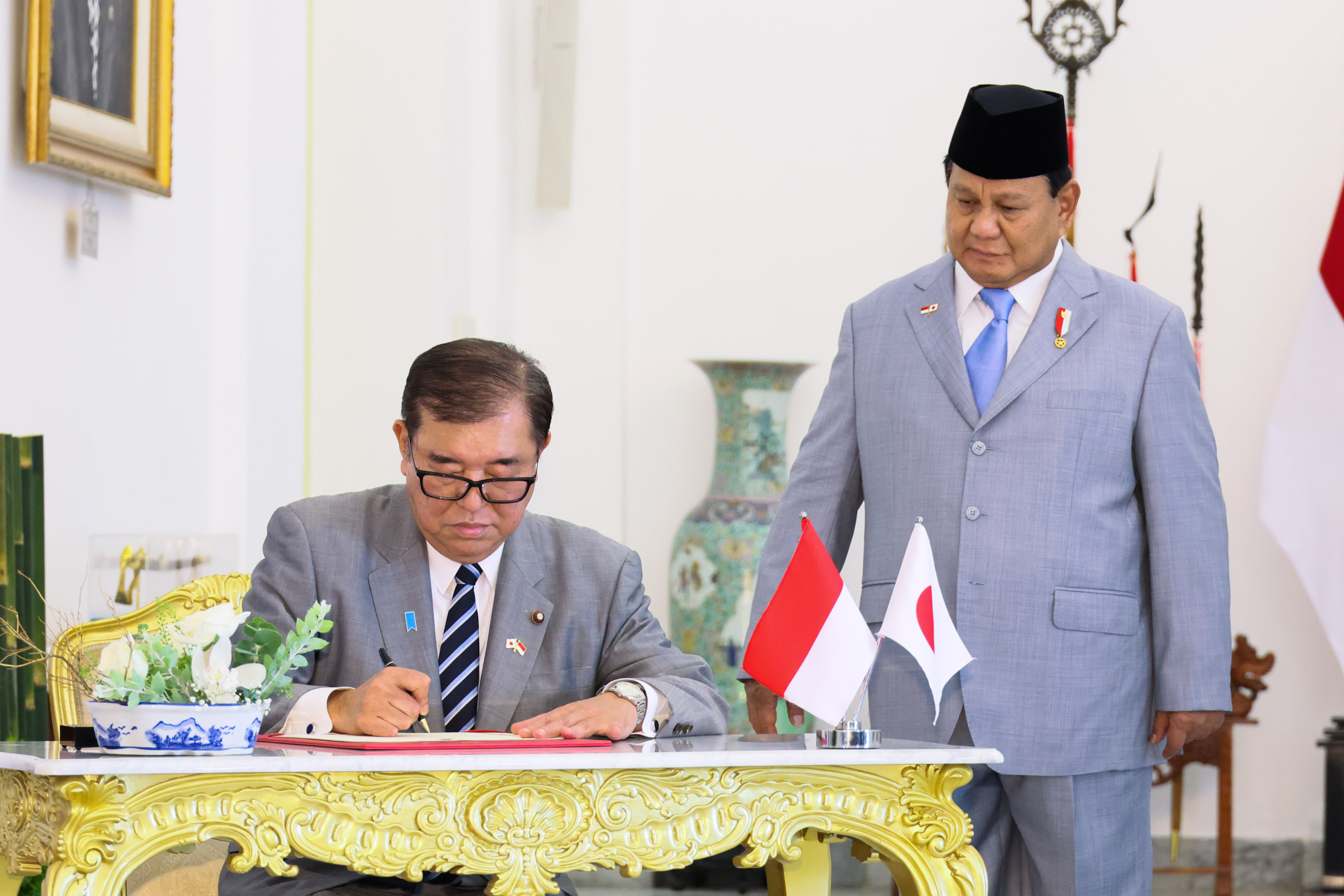 Prime Minister Ishiba signing a guestbook 