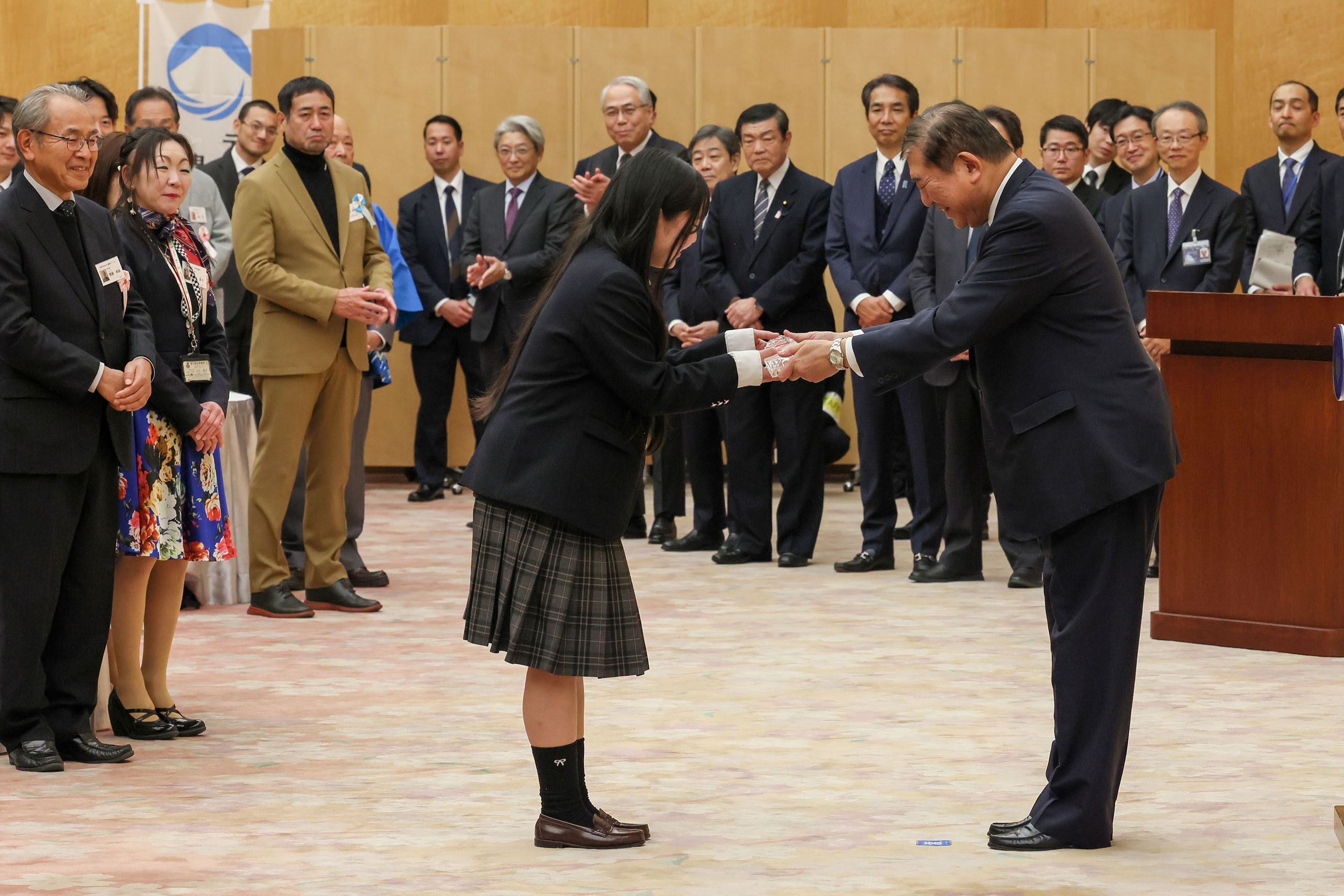 Prime Minister Ishiba presenting a plaque (1)