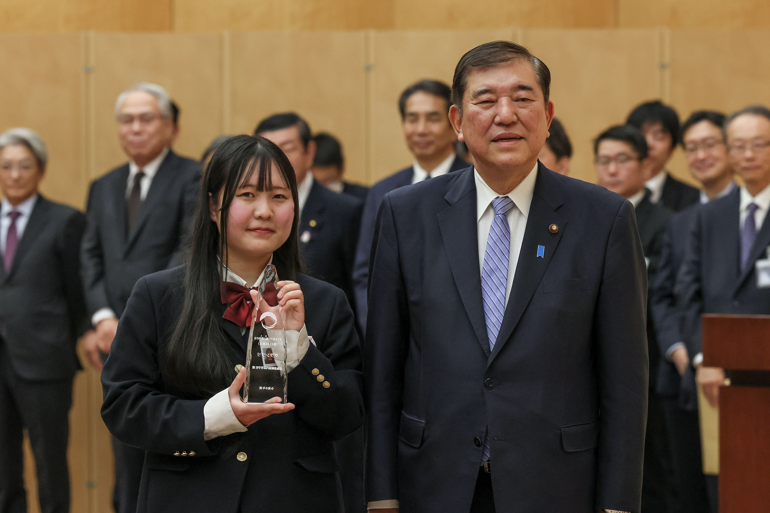 Prime Minister Ishiba presenting a plaque (2)