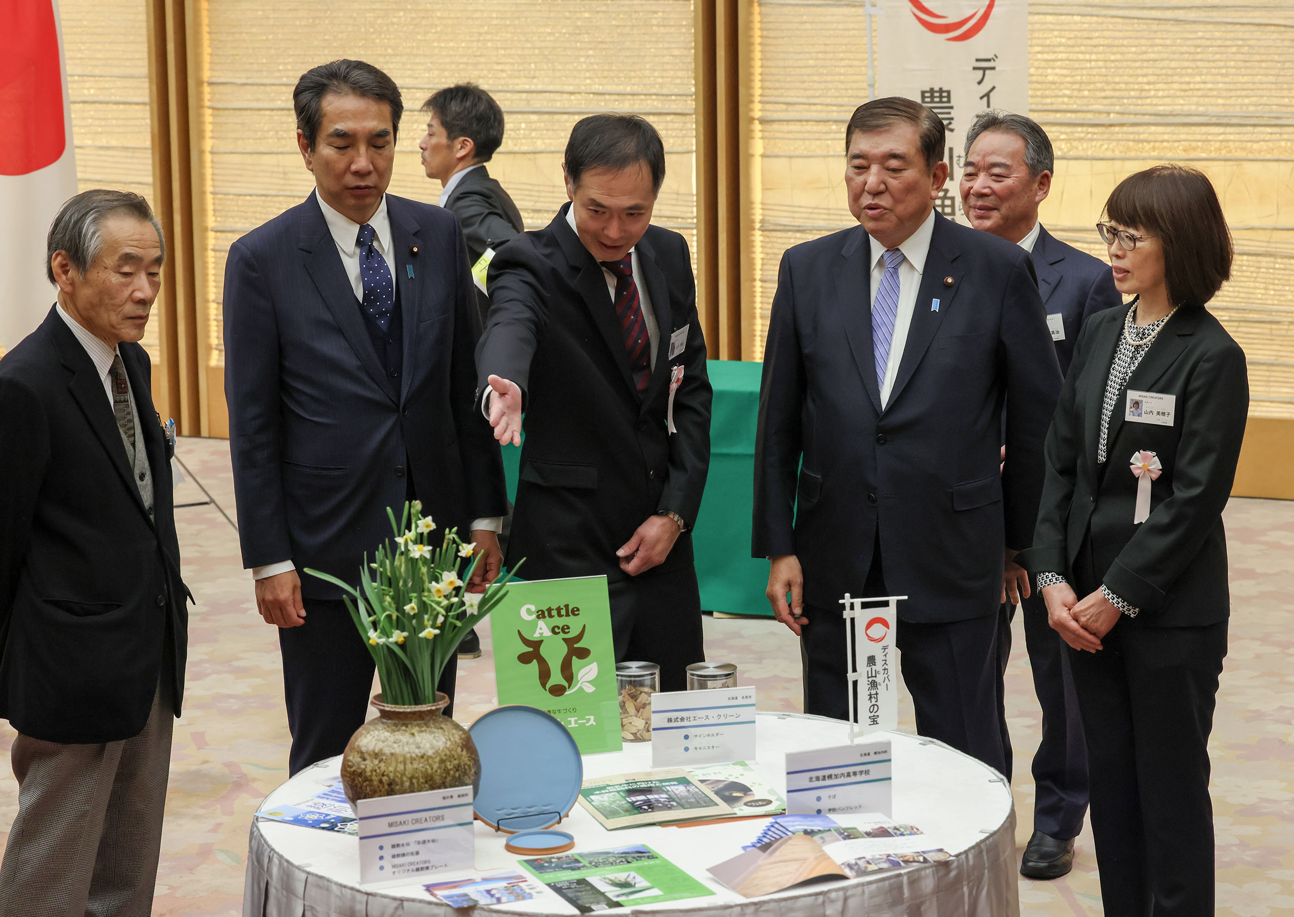 Prime Minister Ishiba interacting with award winners (2)