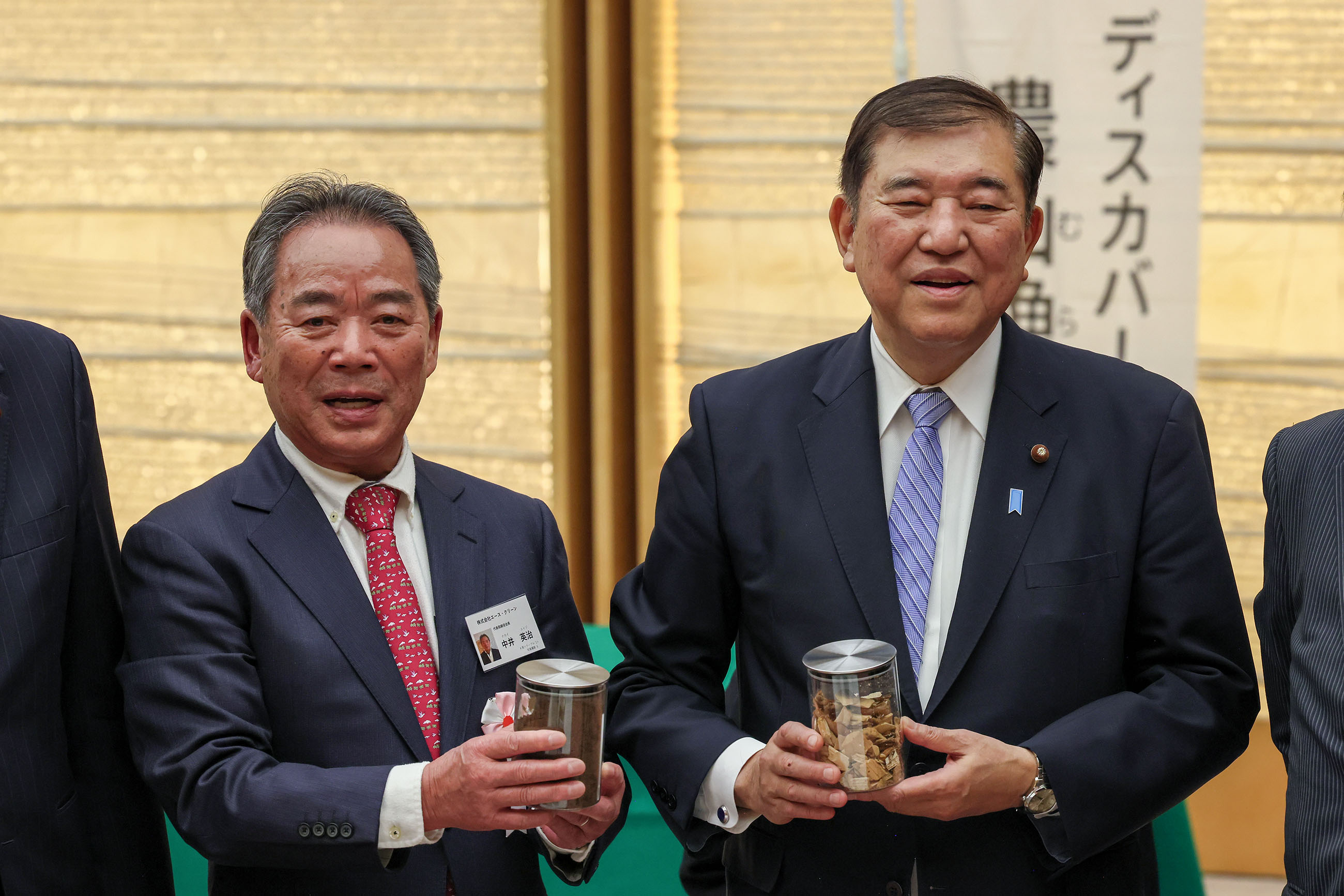 Prime Minister Ishiba interacting with award winners (3)