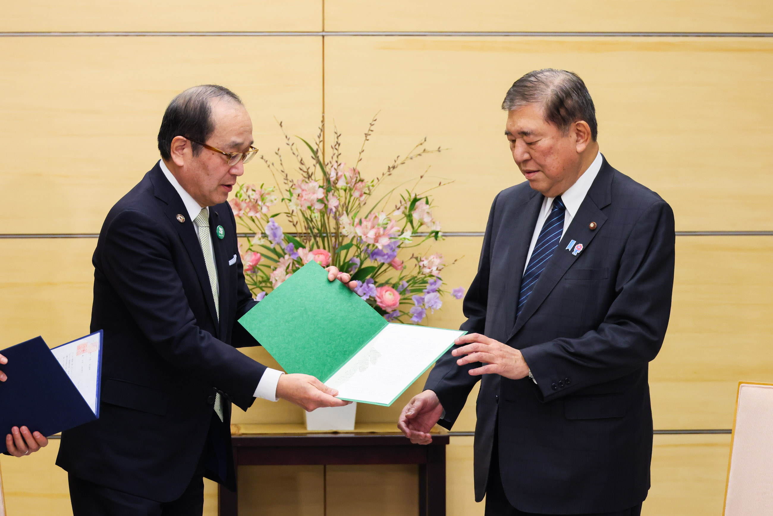 Prime Minister Ishiba receiving the request (2)