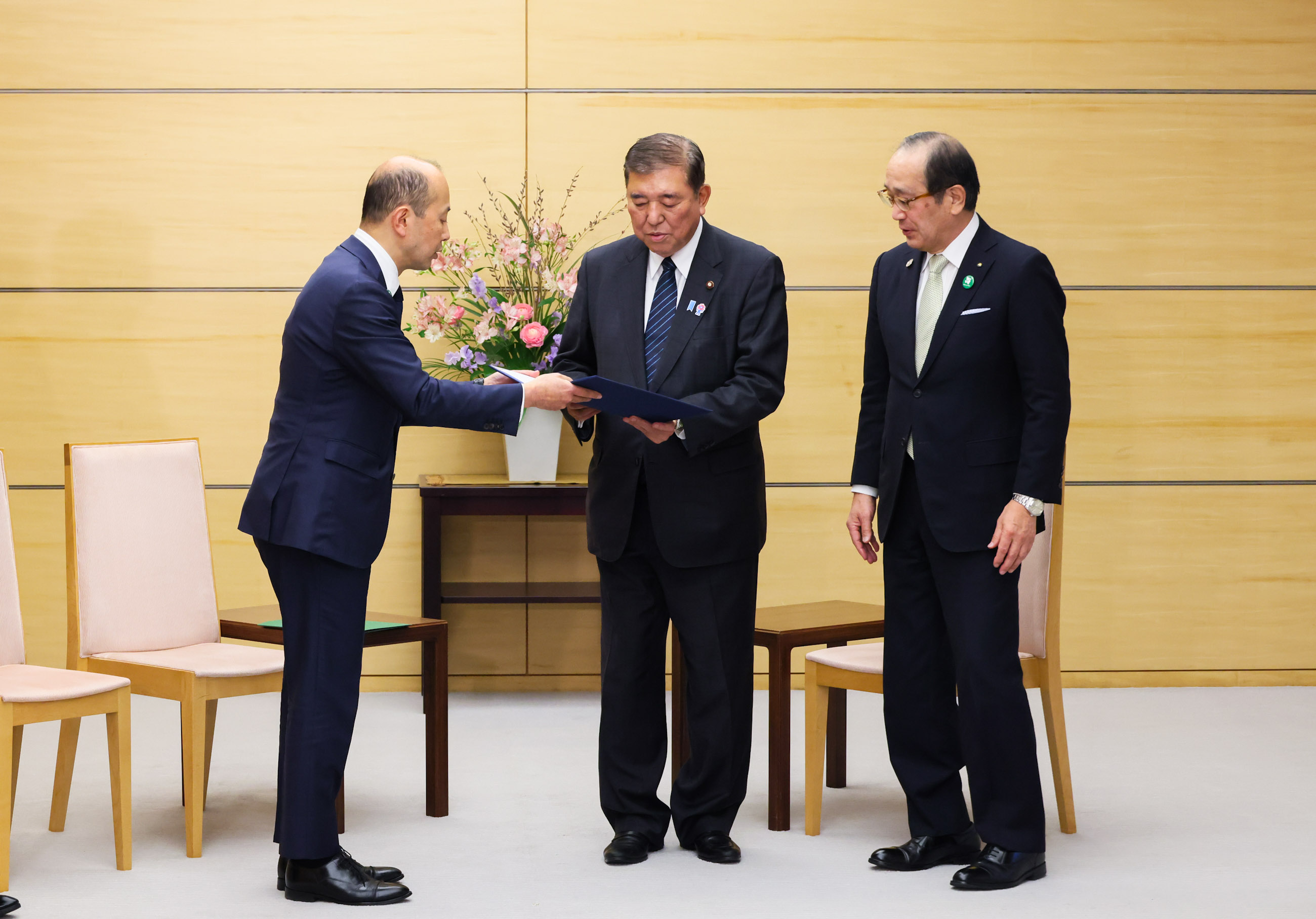 Prime Minister Ishiba receiving the request (3)