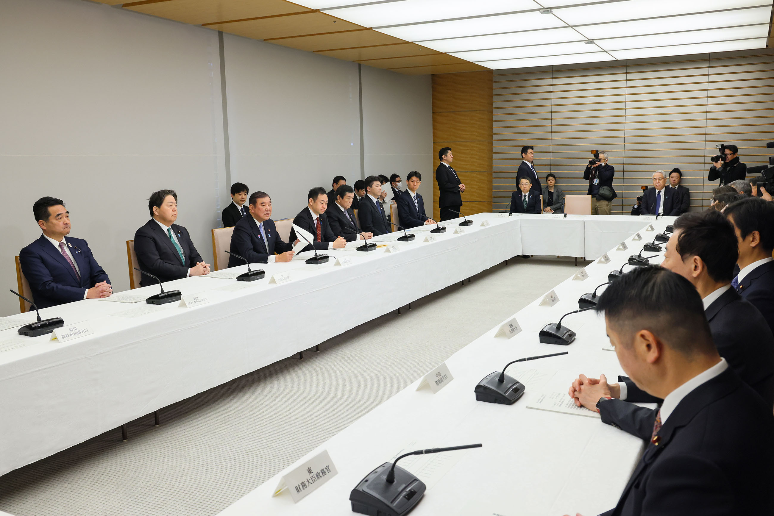 Prime Minister Ishiba wrapping up the meeting (2)