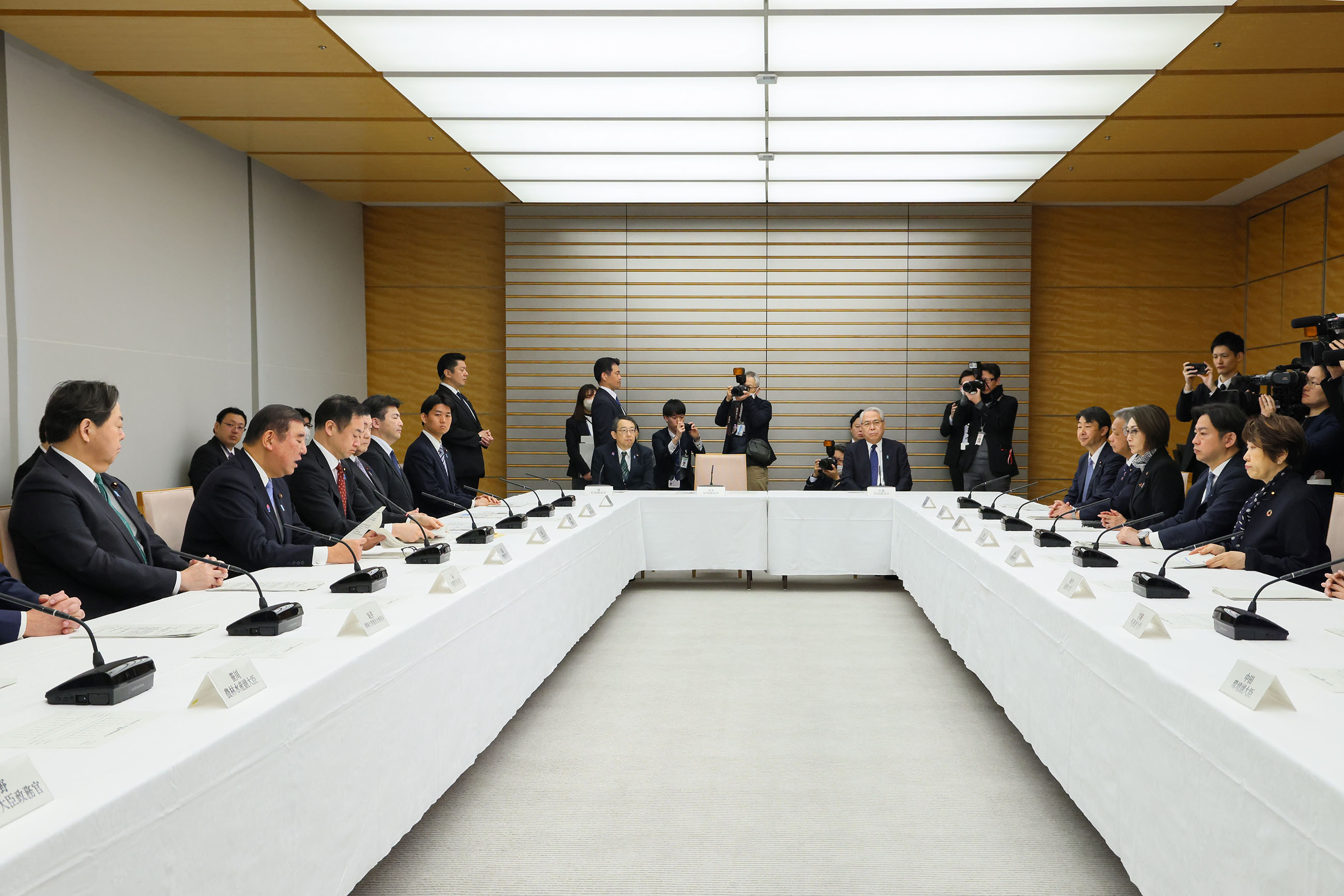 Prime Minister Ishiba wrapping up the meeting (3)