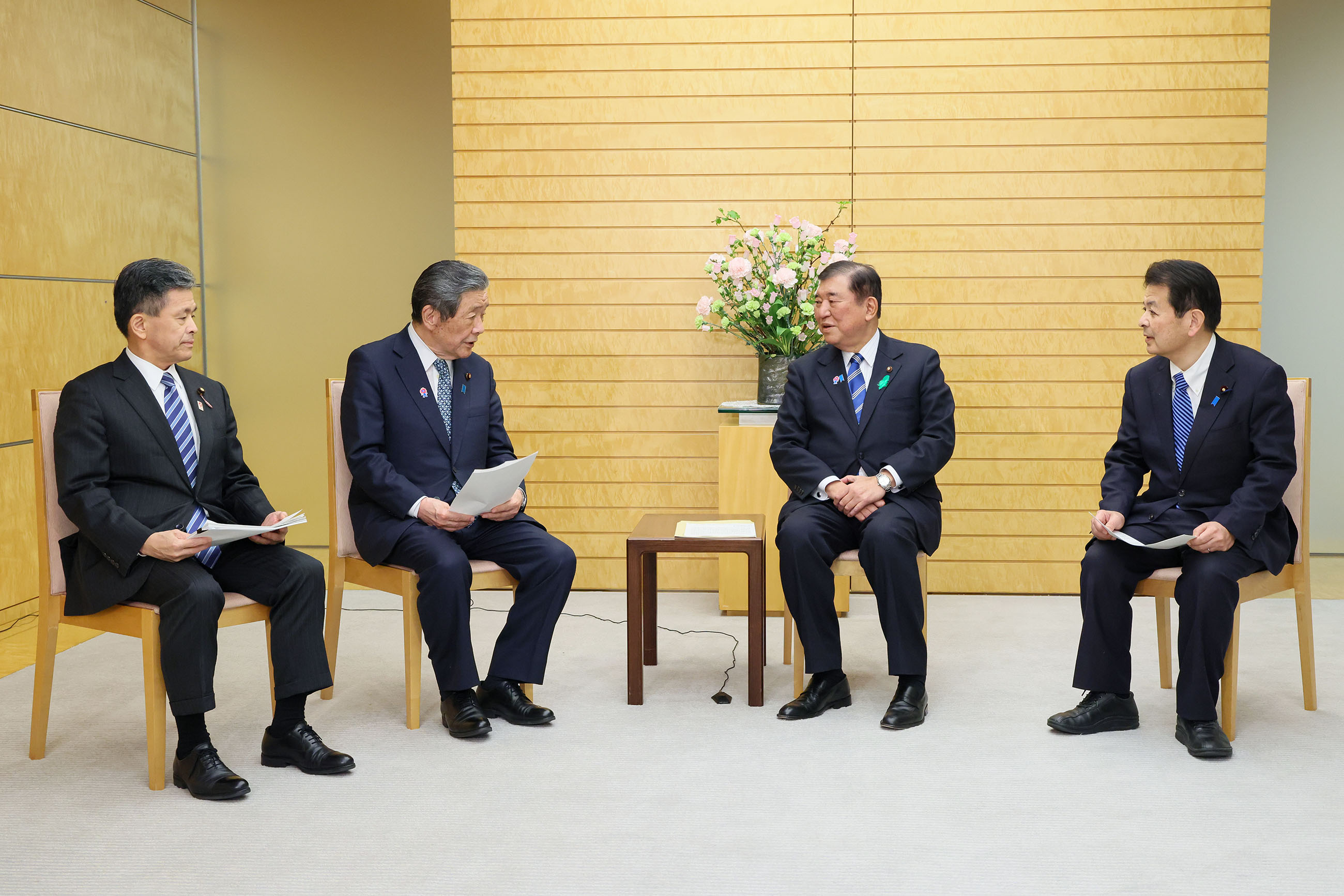 Prime Minister Ishiba receiving a request (2)