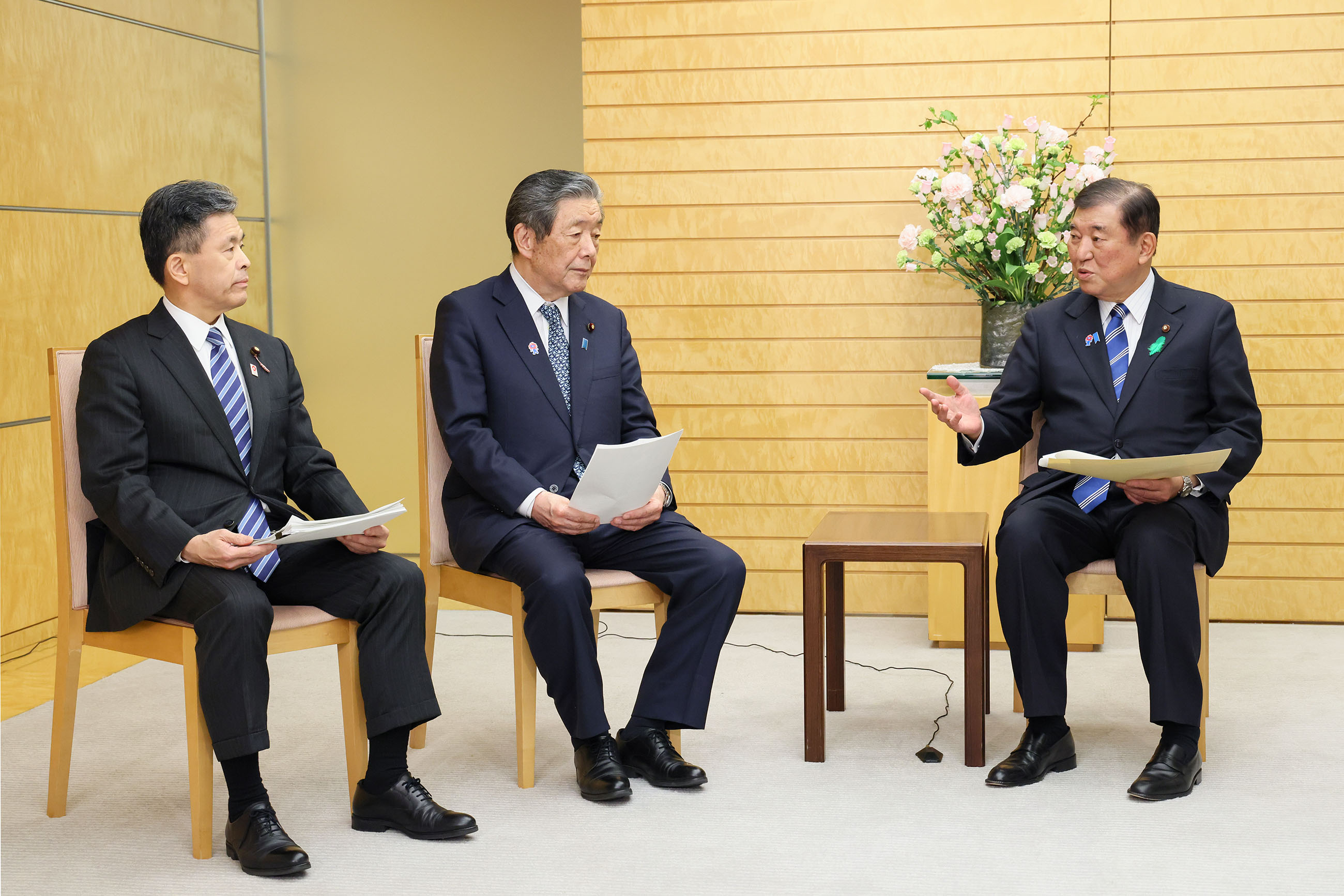 Prime Minister Ishiba receiving a request (3)