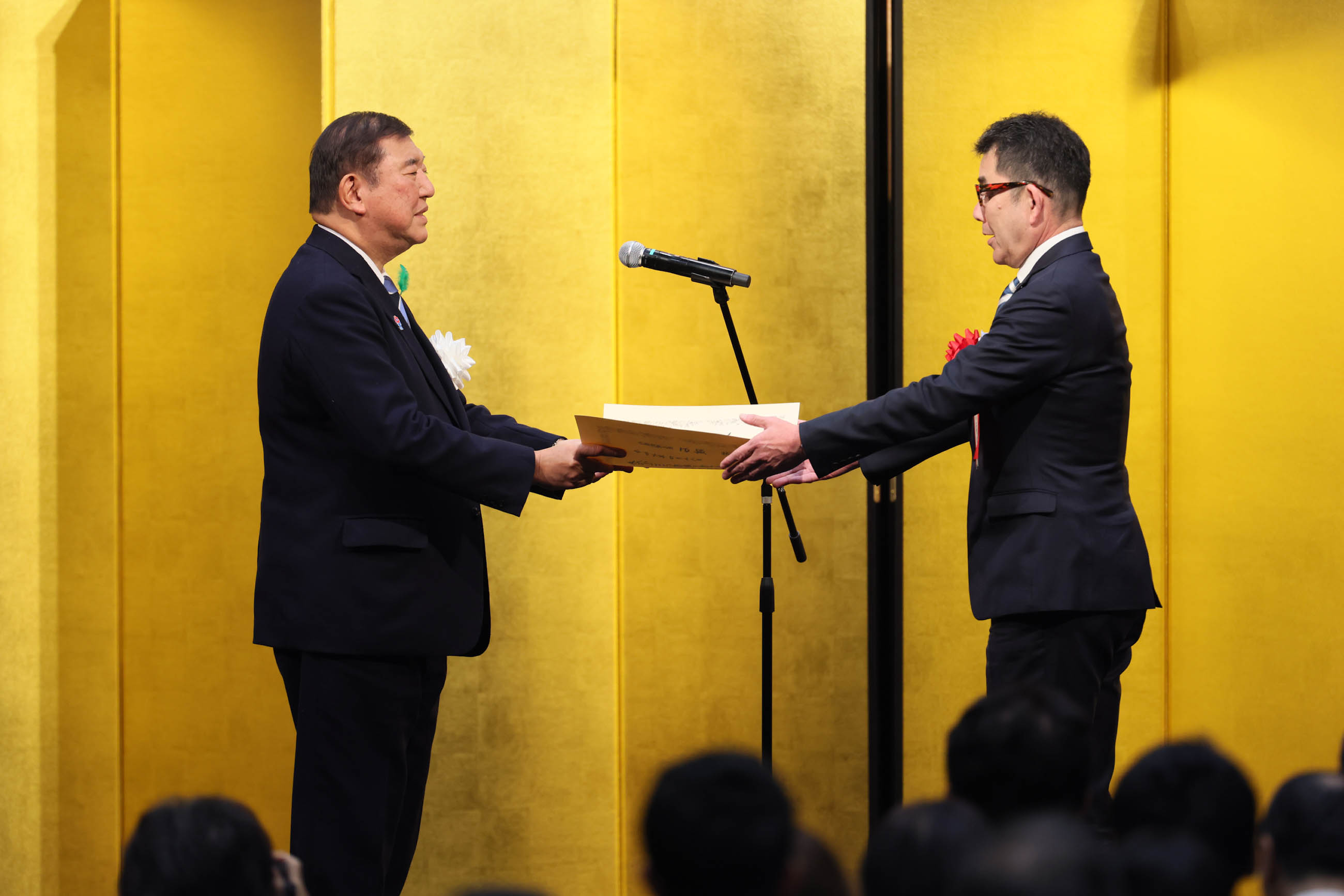 Prime Minister Ishiba presenting certificates of appreciation (2)