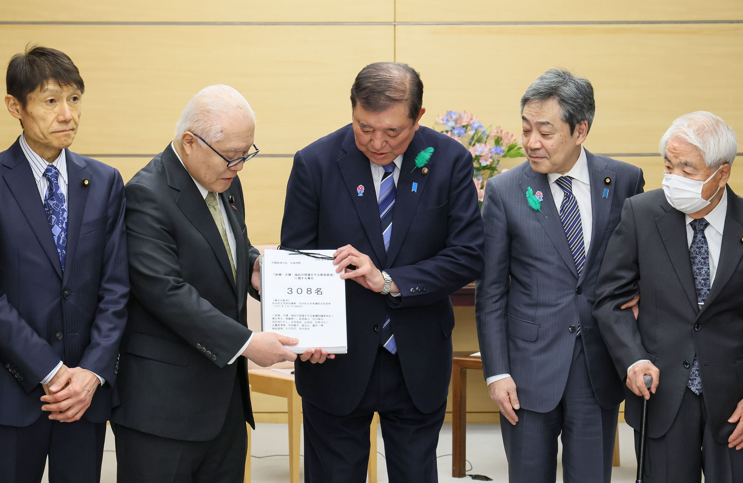 Prime Minister Ishiba receiving a proposal (2)