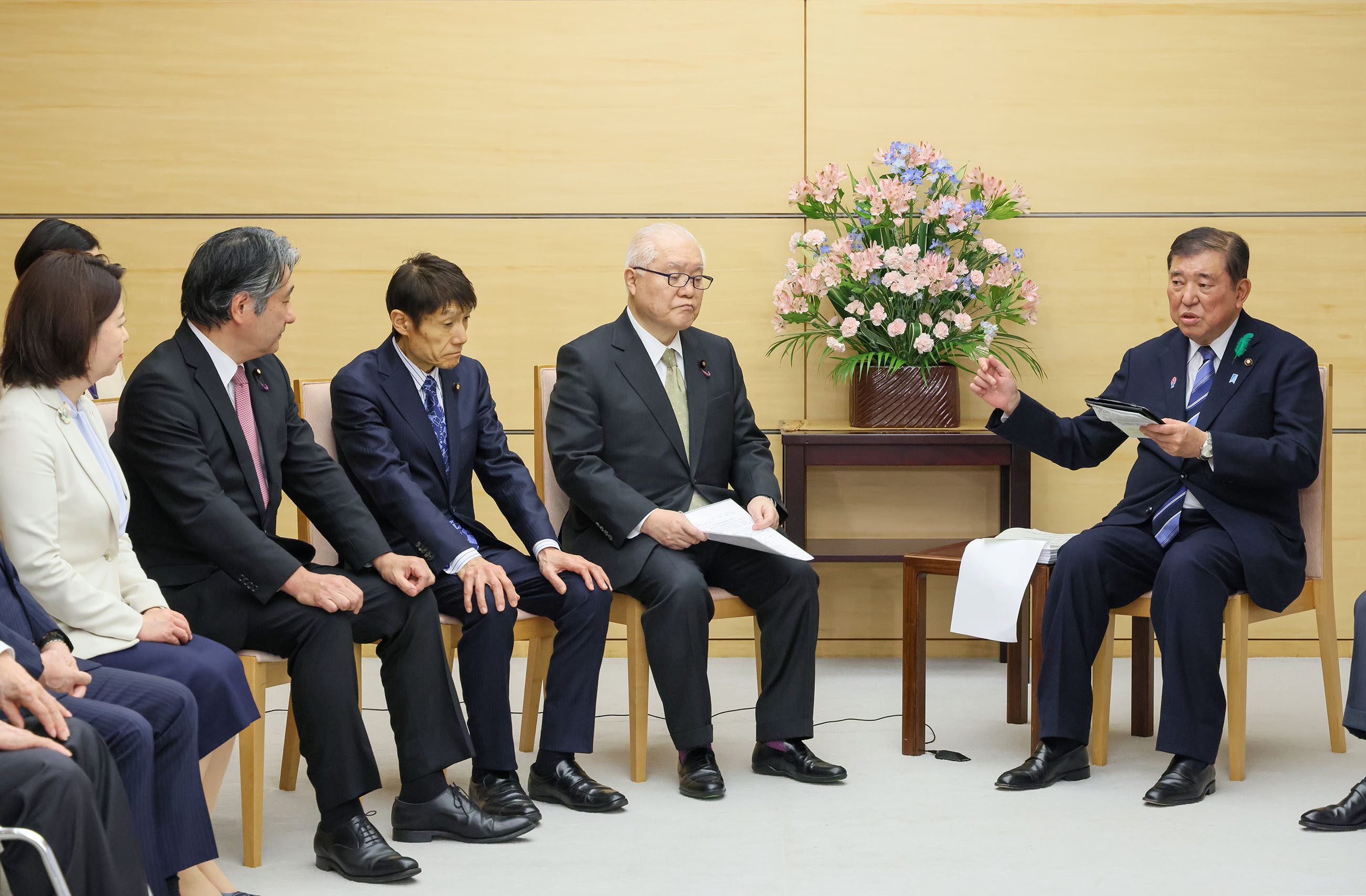 Prime Minister Ishiba receiving a proposal (4)