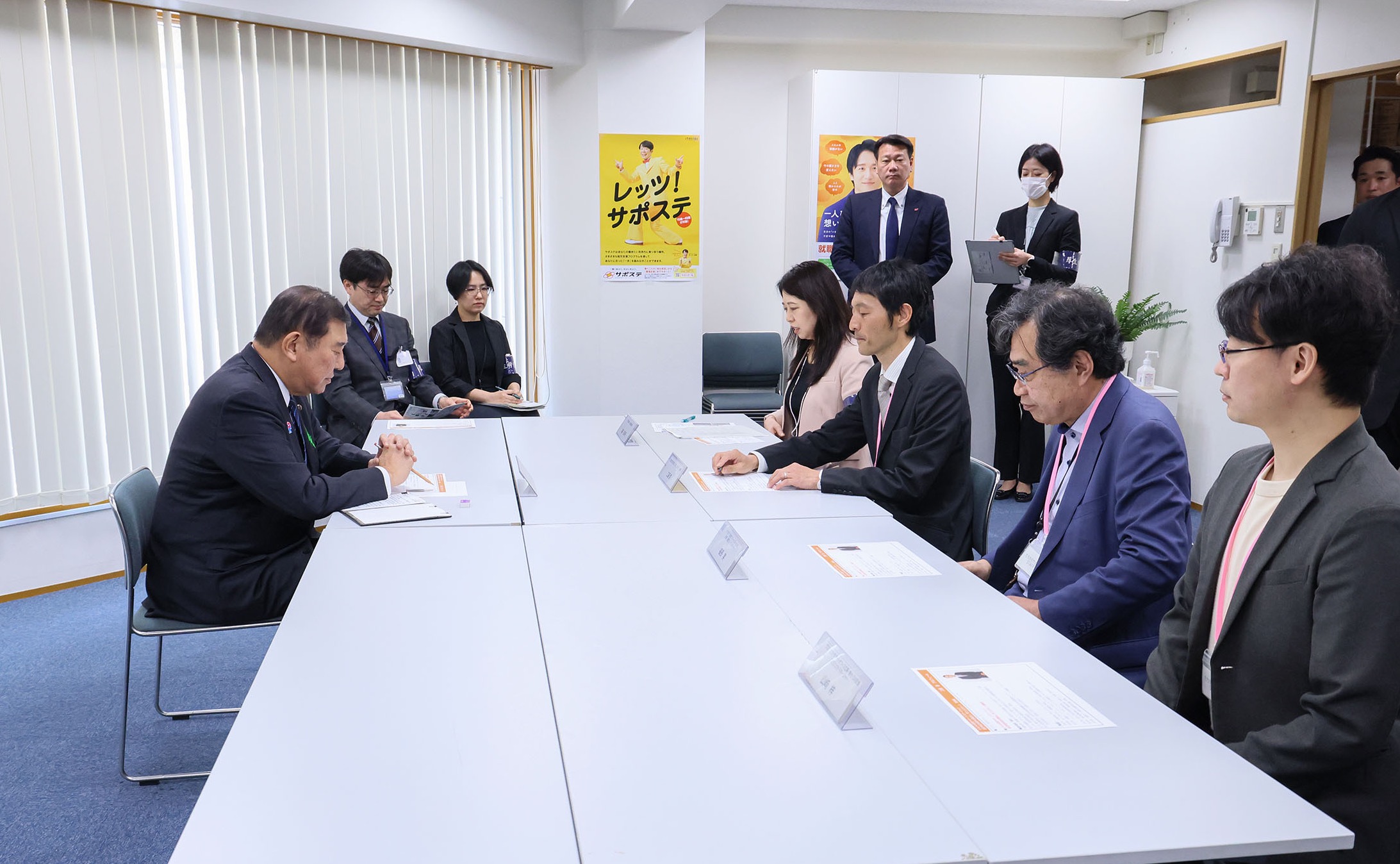 Prime Minister Ishiba listening to a briefing on the Tachikawa Youth Support Station program (1)